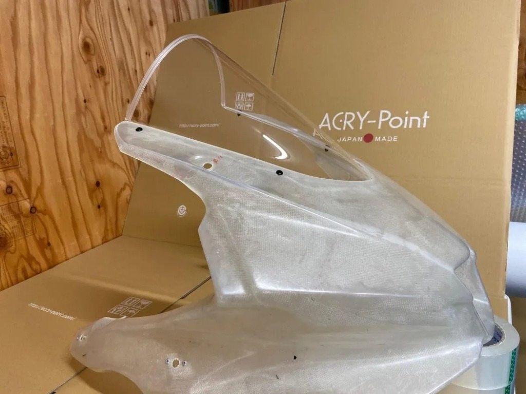 ■商品概要純正スクリーンより高さ4cmアップレース用FRPカウル専用モデル取り付け用穴加工済■詳細説明純正スクリーンより高さ4cmアップによる優れた空力特性。歪みの少ないクリアな視界を実現。WGP／全日本ロードでの経験をフィードバックしたクオリティ。レース用FRPカウル専用モデル。付属のプッシュリベットでボルトオン装着可能。取り付け用穴加工済。■注意点※メーカー都合により商品の仕様変更がある場合がございます。ご了承ください。■適合車種YZF-R25&ensp;YZF-R25 年式: 25-YZF-R3&ensp;YZF-R3 年式: 25-