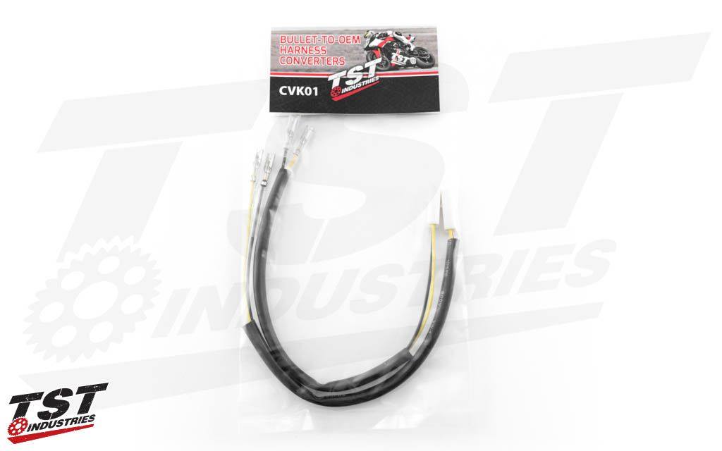 ■商品概要・2導体プラグ・(1) コンバーター：ペア■詳細説明Kawasaki Signal Plug Converters enable you to plug inaftermarketsignals into your harness without doing any wiring．These converters enable you to plug in aftermarket signals intoyourharness without doing any wiring．These connectors will plug into the OEM signal harness plugs onlateKawasakis that have the two conductor plugs．If you don’t have running lights in the signals， then you willneedthe 2-to-2 model．You need to check this before ordering．They terminate in insulated female bullet connectors on theendopposite to the plug with 9 inches (22cm) of wire．If you intend to use these along with the TST Industriesbrandsignals the fit between the signals and converter isguaranteed．■注意点※取り扱い説明書が付属する場合は英語となります。ペアとして販売■適合車種&ensp;&ensp;&ensp;備考: 汎用