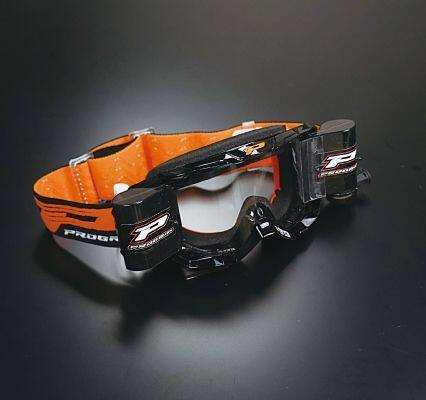 ■商品概要カラー：ブラック【仕様】●ロールオフシステム標準装備●マッドガード標準装備●ティアオフ対応(PG3370)●アンチフォグ(曇り止め)●アンチスクラッチ(傷つき防止加工)●UVカット●ストラップ滑り止め加工●メガネスリット付き ※眼鏡によっては使用不可■詳細説明従来のロールオフからワイド化。ロールオフフィルムの幅を50mmにしたマディーコンディション最強ゴーグル。PG3303VISTALINEをベースとし50mm幅の従来のロールオフから約20％もワイド化したマディレースの切り札の最強ゴーグル！マッドフラップ標準装備です。■注意点※画像には他のカラーリングが含まれます。