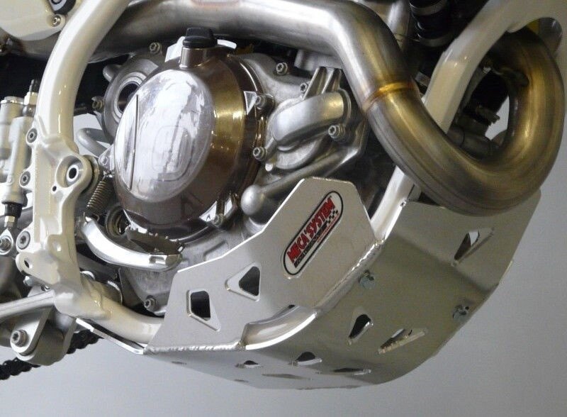 ■詳細説明Husqvarna engine aluminum protection■注意点※取扱説明書が付属する場合は、外国語となります。※輸入商材の為、納期が遅れる場合がございます。あらかじめご了承ください。※画像には他の商品が含まれている場合があります。※メーカー都合により商品の仕様変更がある場合がございます。ご了承ください。　※画像はイメージです。■適合車種FE450&ensp;FE450 年式: 17-19