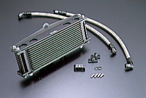 ■商品概要オイルクーラーキット ストレート #6 9-10R ブラック仕様ホース取り廻し：スタンダードホースサイズ：#6コア：セトラブ製フィッティング：アクティブ製車種別ステー：アクティブ製コアカラー：ブラックコアサイズ：9インチ10段【付属フィッティング】ロング：90度-45度／ショート：90度-45度■詳細説明車種別オイルクーラーキットは、オイルライン取り出しや車体へのマウントステーを専用設計としています。オイルラインも車種毎に最適な長さのものがキットに含まれるので、装着時の作業効率を高め、余分な出費を抑えます。取り廻しやコアサイズ、サーモスタット対応品など選択の幅も広く、様々なカスタムプランに対応します。■注意点※サーモスタット対応欄が「○」の品番についてサーモ本体を組み込めるようホースが分割されています(フィッティング付)。※ノーマルマフラーを基準とした設定です。オイルラインは、エンジンやマフラーに接触しないように取り付けてください。※サーモスタット対応キットの装着には、サーモスタット本体が別途必要です。車体とのクリアランスを十分に確認して取付けてください。※取出口(ユニオン)は非分解です。オイル漏れの原因になるため弛めたり外したりしないでください。※サーモスタットは別売りです。※メーカー都合により商品の仕様変更がある場合がございます。ご了承ください。　※画像はイメージです。■適合車種ZEPHYR400X&ensp;ZEPHYR400X 年式: 96-08ZEPHYR400&ensp;ZEPHYR400 年式: 89-95ZEPHYR750RS&ensp;ZEPHYR750RS 年式: 91-06ZEPHYR750&ensp;ZEPHYR750 年式: 91-06