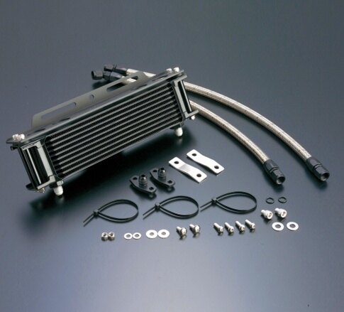 ■商品概要オイルクーラーキット ストレート #6 9-10R ブラック仕様ホース取り廻し：スタンダードホースサイズ：#6サーモスタット対応：-コア：セトラブ製フィッティング：アクティブ製車種別ステー：アクティブ製コアカラー：ブラックコアサイズ：9インチ10段【付属フィッティング】ロング：ストレート-ストレート／ショート：ストレート-45度■詳細説明車種別オイルクーラーキットは、オイルライン取り出しや車体へのマウントステーを専用設計としています。オイルラインも車種毎に最適な長さのものがキットに含まれるので、装着時の作業効率を高め、余分な出費を抑えます。取り廻しやコアサイズ、サーモスタット対応品など選択の幅も広く、様々なカスタムプランに対応します。■注意点※サーモスタット対応欄が「○」の品番についてサーモ本体を組み込めるようホースが分割されています(フィッティング付)。※サーモスタットは別売りです※フレームNo.NC07-1000001-1056003(CBX400FC)のみ装着可能です。ただし、CBX400F2C(インテグラ)には装着できません。※ノーマルマフラーを基準とした設定です。オイルラインは、エンジンやマフラーに接触しないように取り付けてください。※サーモスタット対応キットの装着には、サーモスタット本体が別途必要です。車体とのクリアランスを十分に確認して取付けてください。※取出口(ユニオン)は非分解です。オイル漏れの原因になるため弛めたり外したりしないでください。※メーカー都合により商品の仕様変更がある場合がございます。ご了承ください。　※画像はイメージです。■適合車種CBX400F&ensp;CBX400F