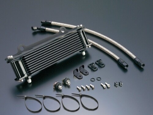 ■商品概要オイルクーラーキット (サイド廻し) ストレート #6 9-10R ブラック仕様ホース取り廻し：サイド廻しホースサイズ：#6コア：セトラブ製フィッティング：アクティブ製車種別ステー：アクティブ製コアカラー：ブラックコアサイズ：9インチ10段【付属フィッティング】ロング：90度-ストレート／ショート：90度-ストレート■詳細説明車種別オイルクーラーキットは、オイルライン取り出しや車体へのマウントステーを専用設計としています。オイルラインも車種毎に最適な長さのものがキットに含まれるので、装着時の作業効率を高め、余分な出費を抑えます。取り廻しやコアサイズ、サーモスタット対応品など選択の幅も広く、様々なカスタムプランに対応します。■注意点※フルボトム時フロントフェンダーに接触するため、フェンダーのカットが必要です。※ノーマルマフラーを基準とした設定です。オイルラインは、エンジンやマフラーに接触しないように取り付けてください。※サーモスタット対応キットの装着には、サーモスタット本体が別途必要です。車体とのクリアランスを十分に確認して取付けてください。※取出口(ユニオン)は非分解です。オイル漏れの原因になるため弛めたり外したりしないでください。※サーモスタット対応欄が「○」の品番についてサーモ本体を組み込めるようホースが分割されています(フィッティング付)。※サーモスタットは別売りです。※メーカー都合により商品の仕様変更がある場合がございます。ご了承ください。　※画像はイメージです。■適合車種GPZ750F&ensp;GPZ750F 年式: 83-85GPZ750&ensp;GPZ750 年式: 83-85