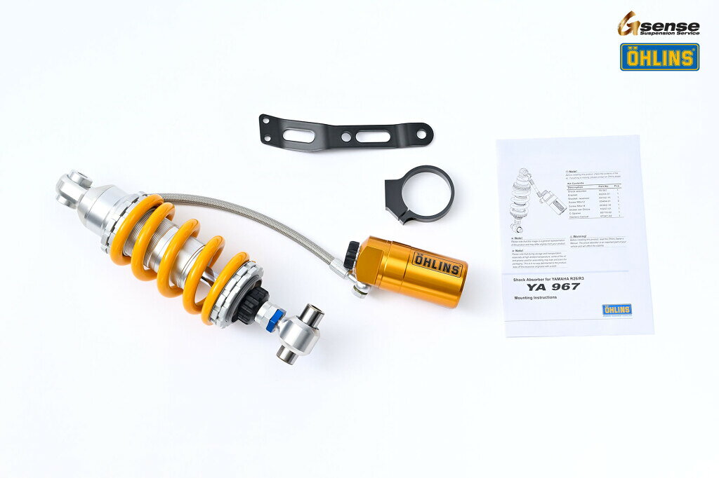 ■商品概要Webikeで取り扱うオーリンズ製品は、すべて国内正規品です。製品には保証書が付属しています。ご購入後、保証書に記載されている国内正規代理店にてオーバーホールやアフターサービスを受けていただけます。タイプ形状：S46HR1C1L全長：277mm(＋12／-0mm)ストローク：46mm標準伸側減衰段数：14／40段標準圧側減衰段数：10／20段スプリング自由長：130mm標準プリロード：11mm標準スプリングレート：140N／mm付属：製品保証書■詳細説明シングル並みにシェイプされたパラレルツインエンジンを軽量かつナローなシャシーにマウント。快適なストリート走行からサーキットでのダイナミックなスポーツ走行まで、幅広いステージに対応するリアモノクロスサスペンション。そこにグランプリレベルで鍛えられたオーリンズの減衰性能を載せましょう。絹のように滑らかな初期作動性の高さと、最大ストローク時に見せる強靭な減衰特性。コーナーをライダーがイメージしたラインと寸分違わずトレースする。R25とライダーがここまで深く一体感を高めることができる、それはオーリンズの仕業。オーリンズのフリクションゼロを目指して、精緻に造り込まれたシングルショックが上質でエキサイティングなライド体験をもたらします。オーリンズが頂点で磨いてきたサスペンションテクノロジーは、スムーズな動き出しからフルバンプまでの全ストロークの中に凝縮されています。YZF-R25用にオーリンズはS46HR1C1LタイプをラインナップしていましたがYA967はそのアップデートバージョンとして、プリロード調整をエンドアイ上部にも設け、プリロード調整がし易くなりました。フリーピストンを内蔵したガス加圧式シングルショックに40段伸び側減衰調整とリザーバータンク上に20段圧側減衰調整を搭載。オーリンズのプライオリティーは徹底して抑え込まれたフリクションにありますが、なぜならこれこそが、滑らかな動き出しからハードライディングの大入力まで、理想の減衰特性を得る上での要となるからです。クローズドトラックでタイムを削り取るような走りも長距離ツーリングでライダーを疲れさせない快適性もどちらも満足させるショックアブソーバーをオーリンズは作り続けています。■注意点※メーカー都合により商品の仕様変更がある場合がございます。ご了承ください。　※画像はイメージです。■適合車種MT-03&ensp;MT-03 年式: 14-25&ensp;&ensp;備考: ※14-19モデルに適合YZF-R25&ensp;YZF-R25 年式: 14-25YZF-R3&ensp;YZF-R3 年式: 14-25MT-25&ensp;MT-25 年式: 14-25