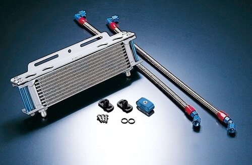 ■商品概要ホース取り廻し：スタンダードホースサイズ：＃6サーモスタット対応：非対応コアサイズ：9インチ10段付属フィッティング：ロング：90度-45度／ショート：90度-45度コア：セトラブ製フィッティング：アクティブ製車種別ステー：アクティブ製■詳細説明車種別オイルクーラーキットは、オイルライン取り出しや車体へのマウントステーを専用設計としています。オイルラインも車種毎に最適な長さのものがキットに含まれるので、装着時の作業効率を高め、余分な出費を抑えます。取り廻しやコアサイズ、サーモスタット対応品など選択の幅も広く、様々なカスタムプランに対応します。●サーモスタット対応欄が「○」の品番についてサーモ本体を組み込めるようホースが分割されています(フィッティング付)。■注意点※サーモスタットは別売りです。※カスタム車両対象のキットです。装着にはフロントフェンダーへの加工およびステーの製作が必要です。※ノーマルマフラーを基準とした設定です。オイルラインは、エンジンやマフラーに接触しないように取り付けてください。※サーモスタット対応キットの装着には、サーモスタット本体が別途必要です。車体とのクリアランスを十分に確認して取付けてください。※取出口(ユニオン)は非分解です。オイル漏れの原因になるため弛めたり外したりしないでください。※メーカー都合により商品の仕様変更がある場合がございます。ご了承ください。　※画像はイメージです。■適合車種GPZ400F&ensp;GPZ400F 年式: 83-85Z400GP&ensp;Z400GPZ750GP&ensp;Z750GP