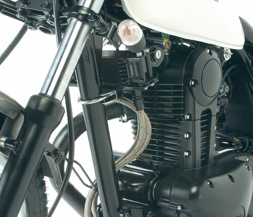 ■商品概要ホース取り廻し：コア縦型ホースサイズ：＃6サーモスタット対応：非対応コアサイズ：4.5インチ7段付属フィッティング：ロング：90度-45度／ショート：45度-ストレートコア：セトラブ製フィッティング：アクティブ製車種別ステー：アクティブ製■詳細説明車種別オイルクーラーキットは、オイルライン取り出しや車体へのマウントステーを専用設計としています。オイルラインも車種毎に最適な長さのものがキットに含まれるので、装着時の作業効率を高め、余分な出費を抑えます。取り廻しやコアサイズ、サーモスタット対応品など選択の幅も広く、様々なカスタムプランに対応します。●サーモスタット対応欄が「○」の品番についてサーモ本体を組み込めるようホースが分割されています(フィッティング付)。■注意点※サーモスタットは別売りです。※ノーマルマフラーを基準とした設定です。オイルラインは、エンジンやマフラーに接触しないように取り付けてください。※サーモスタット対応キットの装着には、サーモスタット本体が別途必要です。車体とのクリアランスを十分に確認して取付けてください。※取出口(ユニオン)は非分解です。オイル漏れの原因になるため弛めたり外したりしないでください。※画像には他の商品が含まれております。※メーカー都合により商品の仕様変更がある場合がございます。ご了承ください。　※画像はイメージです。■適合車種250TR&ensp;250TR 年式: 02-03
