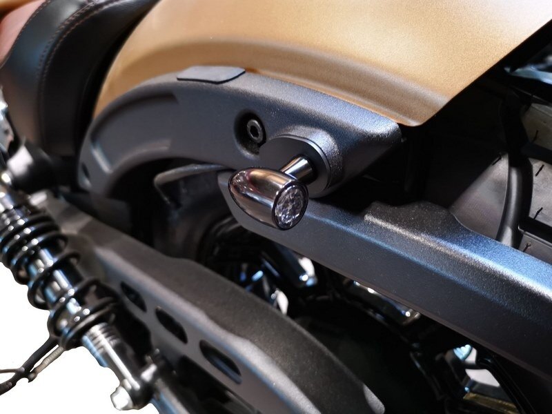 ■詳細説明The flashing port covers for Indian Scout Bobber are machined inthemass.Made of 2 mm thick steel，they are coated with a matt blackepoxypaint.The hole diameter is 8.5 millimeters and will allow you to putallstyles of turn signals or stem brake light.The kit includes a pair for the left and right rearindicators，theywill match the shape of your indicators.(3 in 1indicators are notsold with)■注意点※取扱説明書が付属する場合は外国語となります。※輸入商材の為、納期が遅れる場合がございます。あらかじめご了承ください。※画像には他の商品が含まれている場合があります。※メーカー都合により商品の仕様変更がある場合がございます。ご了承ください。　※画像はイメージです。