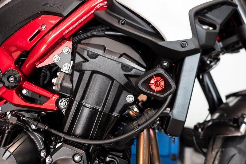 ■詳細説明Evotech Anti-shock Frame sliders - Maximum protection foryourmotorcycle 100％ Made in Italy The Evotech crash protectorsaredesigned to offer the maximum protection to the frame ofyourmotorcycle in the event of a fall. Thanks to theirinnovativeabsorption system in the event of a fall， the shock isdissipatedby the slider， avoiding direct damage to the frame.Laboratorytests and road experience confirm a significant reductionintransmitted energy compared to traditional non-dampenedpads.HighQuality Materials for Optimum PerformanceHigh-performanceslider：made of a special glass fibre reinforcedtechnopolymermaterial. It offers high resistance to abrasion andlow frictionwith the asphalt， avoiding dangerous jams. Thegraduated scaleengraved on the slider makes it possible to estimatethe intensityof the impact in the case of a fall.Aeronauticalaluminium mainbody：machined from the billet， with diameters andsections designedto minimise stress on the frame. Design， PremiumFinish and Ease ofMaintenance Black surface treatment with laserscreen printing，foran aggressive and refined lookSpare parts can bepurchasedseparately， for easy and convenient maintenance.Installation TipsFor correct and safe installation， we recommendinstallation byqualified personnel.Important：respect the tighteningtorquesspecified in your motorbike workshop manual. Italianquality，premium materials and advanced technology：Evotech frameslidersrepresent the excellence of Made in Italy to protect yourbikewithout any compromise.■注意点※取扱説明書が付属する場合は外国語となります。※輸入商材の為、納期が遅れる場合がございます。あらかじめご了承ください。※画像には他のカラー・商品が含まれている場合があります。※メーカー都合により商品の仕様変更がある場合がございます。ご了承ください。