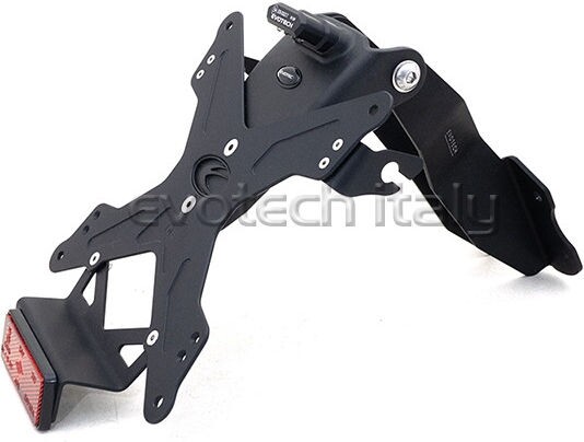 ■詳細説明Evotech＆rsquo；s license plate holder is a revolutionary andinspireddesign which is fully adjustable， extremely light， blackanodized，laser cut aluminum. License plate backing support is madeof atechno-polymer material with an antivibration system to reducethecontinuous irritating rattling of the bike. Each kitincludesaluminum brackets specific in design to each model. This isapatented product.ALL EVOTECH LICENSE PLATE HOLDERS DO NOT INCLUDE LED LIGHT，REARREFLECTOR， REFLECTOR SUPPORT AND SUPPORTS FOR ORIGINALINDICATORS.■注意点※ナンバープレートサイズが日本の規格ではない場合があります。取り付ける際にはステーによる加工などが必要となりますのでご注意ください。※取扱説明書が付属する場合は外国語となります。※輸入商材の為、納期が遅れる場合がございます。あらかじめご了承ください。※画像には他の商品が含まれている場合があります。※メーカー都合により商品の仕様変更がある場合がございます。ご了承ください。　※画像はイメージです。■適合車種MT-09 トレーサー&ensp;MT-09 トレーサー 年式: 全年式