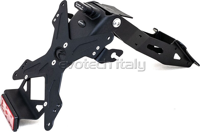 ■詳細説明Evotech＆rsquo；s license plate holder is a revolutionary andinspireddesign which is fully adjustable， extremely light， blackanodized，laser cut aluminum. License plate backing support is madeof atechno-polymer material with an antivibration system to reducethecontinuous irritating rattling of the bike. Each kitincludesaluminum brackets specific in design to each model. This isapatented product.ALL EVOTECH LICENSE PLATE HOLDERS DO NOTINCLUDELED LIGHT， REAR REFLECTOR， REFLECTOR SUPPORT AND SUPPORTSFORORIGINAL INDICATORS.■注意点※ナンバープレートサイズが日本の規格ではない場合があります。取り付ける際にはステーによる加工などが必要となりますのでご注意ください。※取扱説明書が付属する場合は外国語となります。※輸入商材の為、納期が遅れる場合がございます。あらかじめご了承ください。※画像には他の商品が含まれている場合があります。※メーカー都合により商品の仕様変更がある場合がございます。ご了承ください。　※画像はイメージです。■適合車種XSR900&ensp;XSR900 年式: 全年式