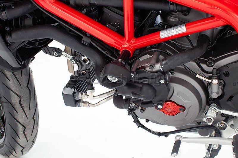 ■詳細説明New evotech anti-shock frame sliders have been designedandmanufactured with the aim to absorb the impact in the event ofafall. The impact is taking up by the slider rather thanbeingtransmitted directly to the frame.Both the tests carried in the laboratory and thepracticalexperience showed a significant decrease about thestresstransmitted to the frame compared to the common sliders.The aerodynamic shape of the slider not only gives a moreaggressivelook to the bike， but it specially reduces to theminimum thepossibility that the slider is locked on someobstacle.The main body is aircraft grade billet aluminum and finished inablack anodization for longevity. Its diameter and sectionarecalibrated to further reduce the stress led to the frame intheevent of a fall.Evotech supplies spare parts for each product.■注意点※取扱説明書が付属する場合は外国語となります。※輸入商材の為、納期が遅れる場合がございます。あらかじめご了承ください。※画像には他の商品が含まれている場合があります。※メーカー都合により商品の仕様変更がある場合がございます。ご了承ください。　※画像はイメージです。