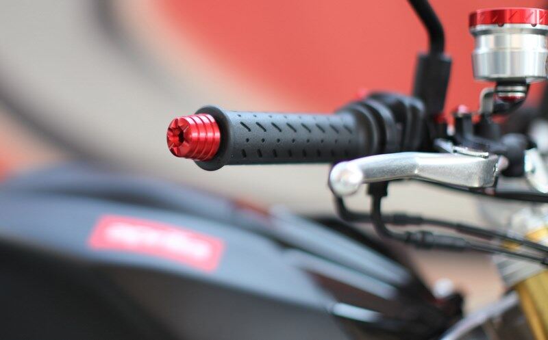 ■詳細説明Evotech Barends - 100％ made in ItalyEvotech handlebar counterweights are custom-designed foreachmotorbike model， ensuring perfect compatibility and quick andeasyinstallation. Made from CNC machined billet aluminium alloy，theseaccessories offer strength and an innovative design thatstands outfor its attention to detail.Each Evotech product features a mounting that is identical totheoriginal bike mounting. On models that require screwsforattachment， these are supplied in anodised ergal， in thesamecolour as the Counterbalance， for perfect aesthetics.■注意点※取扱説明書が付属する場合は外国語となります。※輸入商材の為、納期が遅れる場合がございます。あらかじめご了承ください。※画像には他の商品が含まれている場合があります。※メーカー都合により商品の仕様変更がある場合がございます。ご了承ください。　※画像はイメージです。
