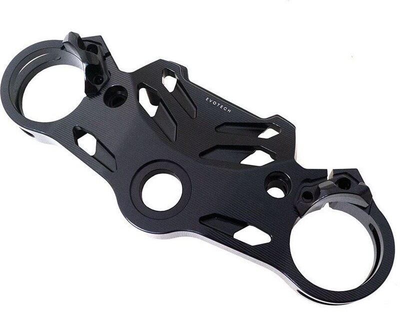 ■詳細説明Top yoke machined from billet aluminium specific for TriumphSpeedTriple 1200 RS. An accessory with a strong aesthetic characterthatnot only improves the look of your bike but definitelytransformsits dynamic performance.This version without risers weighs 600 grams less than theoriginaland has a lower set up for a sportier riding position，transformingyour Speed into a Caf＆eacute； racer.You can also add the steering head nut to this product， as alwaysinaluminium and available in different colours.The yoke can be personalised with your name. Standard colourblackor silver. Other colours can be produced on request.■注意点※取扱説明書が付属する場合は外国語となります。※輸入商材の為、納期が遅れる場合がございます。あらかじめご了承ください。※画像には他の商品が含まれている場合があります。※メーカー都合により商品の仕様変更がある場合がございます。ご了承ください。　※画像はイメージです。