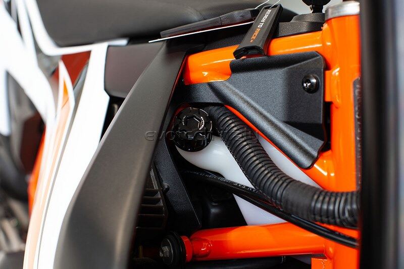 EVOTECH エボテック Radiator Fluid Reservoir Cap， Matt Black マスターシリンダータンクキャップ・リザーバーカバー ブレーキ
