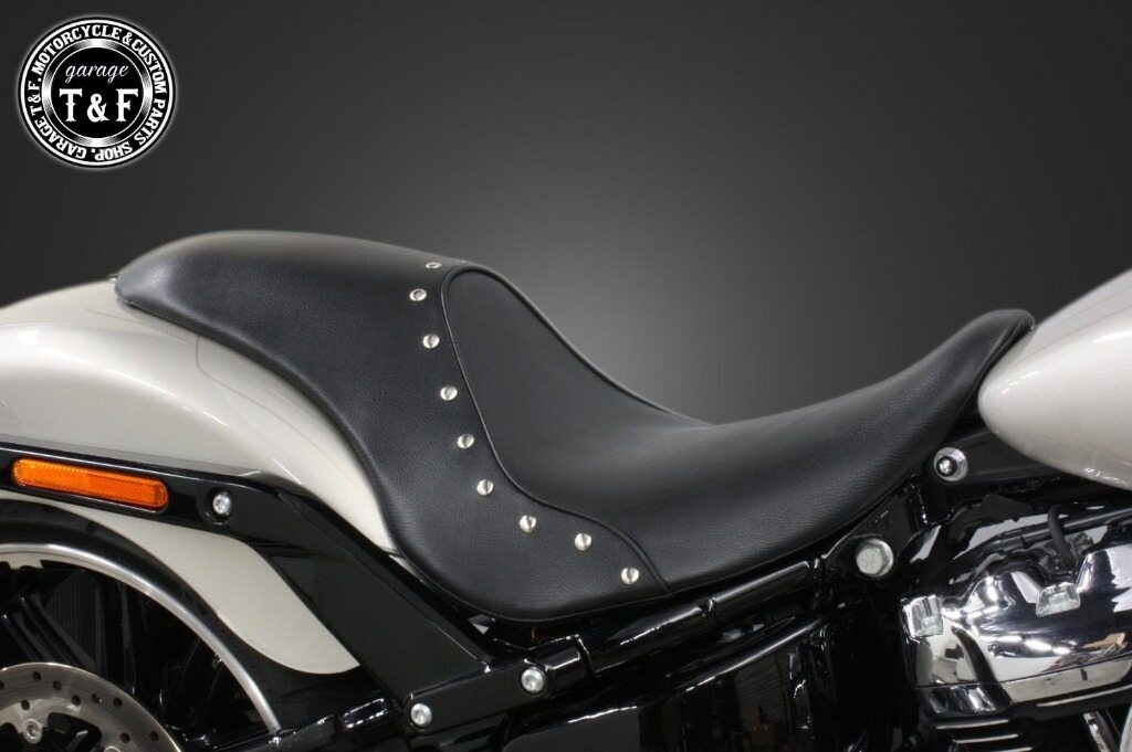 Garage T&F ガレージ スタッド付きガンファイターシート ソフテイルブレイクアウトFXBR ソフテイルブレイクアウトFXBRS ソフテイルブレイクアウトアニバーサリー限定モデルFXBRS ANX HARLEY-DAVIDSON ハーレーダビッドソン シート シート関連 外装