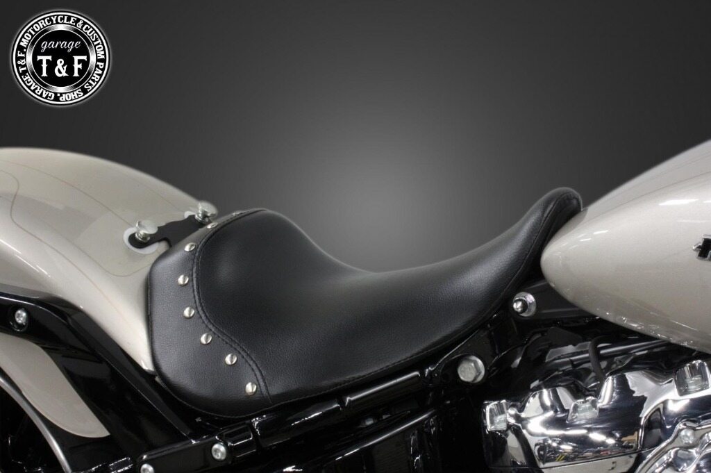 Garage T&F ガレージ スタッド付きシングルシート ソフテイルブレイクアウトFXBR ソフテイルブレイクアウトFXBRS ソフテイルブレイクアウトアニバーサリー限定モデルFXBRS ANX HARLEY-DAVIDSON ハーレーダビッドソン シート シート関連 外装