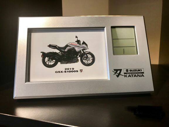 ■商品概要GSX-S1000S刀(新しいタイプ) フォトフレームクロック材質：ABS他機能：時刻表示、カレンダー、アラーム、温度計■詳細説明定番サイズのL判写真(89×127mm)がぴったり入るフォトフレームに時計機能をプラスした刀ロゴが美しい商品です。貴方の愛車の写真を入れて是非お飾りください。■注意点※フレーム内の写真はサンプルです。※本製品はスズキ株式会社様より許諾を受け生産販売しているスズキライセンス商品です。※電池は含まれておりません。(単4乾電池2本対応)