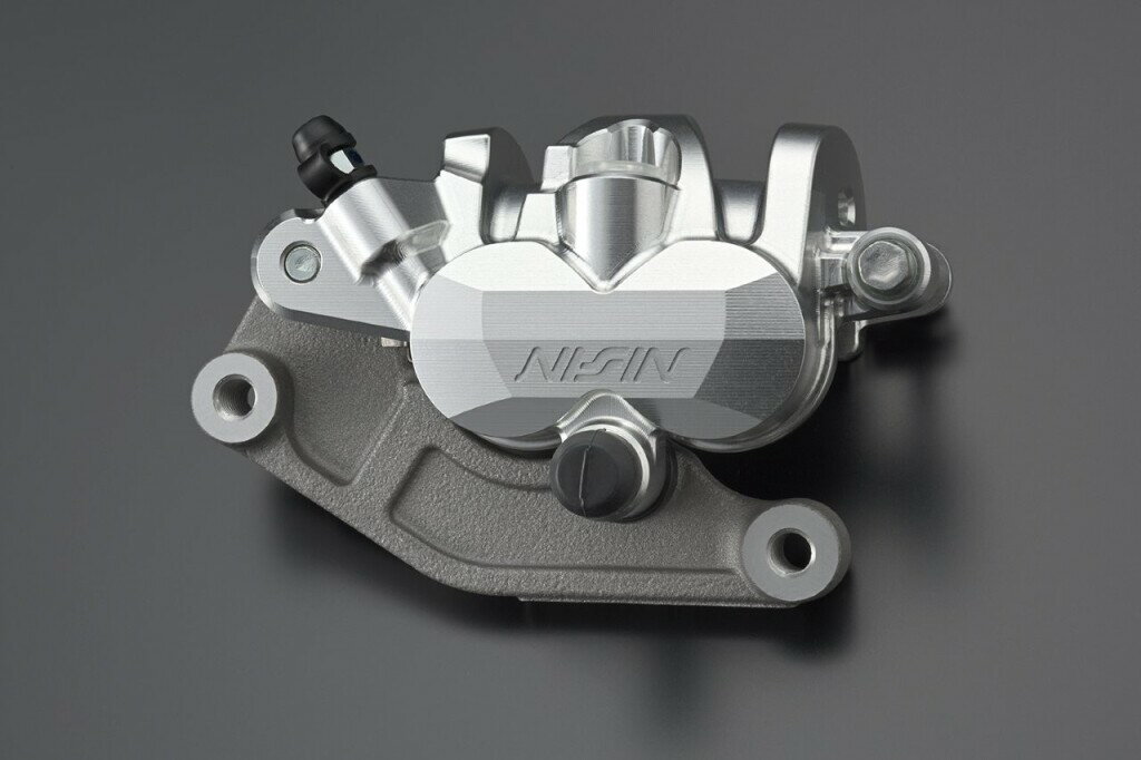■商品概要モトクロスレース専用品PAD付き■詳細説明NISSINより アルミ総削り Body の Off Road Caliper MX20L Series が発売となります。このMX20L キャリパーは、モトクロス全米選手権AMAモトクロス・スーパークロス等のレースを通じて培われた技術、ノウハウを集約し完成したNISSINワークスキャリパーをベースに開発され、 OEM キャリパーとはワンランク上のハイパフォーマンスを発揮します。■注意点※重要：SUZUKIDR-Z400S(K5/K6/K7/K8/K9)に取り付ける場合はノーマルのキャリパーブラケットと付け替えする必要が有ります。※メーカー都合により商品の仕様変更がある場合がございます。ご了承ください。■適合車種KX250&ensp;KX250 年式: 02-08&ensp;&ensp;備考:KX250-L2/KX250-L3/KX250-L4/KX250-M1/KX250-M2/KX250-R1/KX250R6F/KX250R7F/KX250R8FKX250F&ensp;KX250F 年式: 04-14&ensp;&ensp;備考: KX250-N1/KX250-N2/KX250T6F/KX250T7F/KX250T8F/KX250W9/KX250WAF/KX250WAF/KX250YBF/KX250YCF/KX250ZDF/KX250ZEFKX450F&ensp;KX450F 年式: 06-14&ensp;&ensp;備考:KX450D6F/KX450D7F/KX450D8F/KX450E9F/KX450EAF/KX450EBF/KX450FCF/KX450FDF/KX450FEFRM-Z250&ensp;RM-Z250 年式: 04-18&ensp;&ensp;備考:K4/K5/K6/K7/K8/K9/L0/L1/L2/L3/L4/L5/L6/L7/L8RM-Z450&ensp;RM-Z450 年式: 05-17&ensp;&ensp;備考: K5/K6/K7/K8/K9/L0/L1/L2/L3/L4/L5/L6/L7DR-Z400S&ensp;DR-Z400S 年式: 05&ensp;&ensp;備考: K5&ensp;DR-Z400S 年式: 06&ensp;&ensp;備考: K6&ensp;DR-Z400S 年式: 07&ensp;&ensp;備考: K7&ensp;DR-Z400S 年式: 08&ensp;&ensp;備考: K8&ensp;DR-Z400S 年式: 09&ensp;&ensp;備考: K9KLX450R&ensp;KLX450R 年式: 08 型式: KLX450A8F&ensp;KLX450R 年式: 09 型式: KLX450A9FKDX220SR&ensp;KDX220SR 年式: 94 型式: KDX220-B1&ensp;KDX220SR 年式: 95 型式: KDX220-B2&ensp;KDX220SR 年式: 96 型式: KDX220-B3&ensp;KDX220SR 年式: 97 型式: KDX220-B4&ensp;KDX220SR 年式: 99 型式: KDX220-B5KDX220R (競技用)&ensp;KDX220R (競技用) 年式: 94 型式: KDX220-A1&ensp;KDX220R (競技用) 年式: 95 型式: KDX220-A2KLX250&ensp;KLX250 年式: 98 型式: KLX250-H1&ensp;KLX250 年式: 99 型式: KLX250-H2&ensp;KLX250 年式: 01 型式: KLX250-H3&ensp;KLX250 年式: 02 型式: KLX250-H4&ensp;KLX250 年式: 03 型式: KLX250-H5&ensp;KLX250 年式: 04 型式: KLX250-H6&ensp;KLX250 年式: 05 型式: KLX250-H7&ensp;KLX250 年式: 06 型式: KLX250H6F&ensp;KLX250 年式: 07 型式: KLX250H7F&ensp;KLX250 年式: 08 型式: KLX250S8F&ensp;KLX250 年式: 09 型式: KLX250S9F&ensp;KLX250 年式: 10 型式: KLX250SAF&ensp;KLX250 年式: 11 型式: KLX250SBF&ensp;KLX250 年式: 12 型式: KLX250SCF&ensp;KLX250 年式: 13 型式: KLX250SDF&ensp;KLX250 年式: 14 型式: KLX250SEF&ensp;KLX250 年式: 15 型式: KLX250SFF...