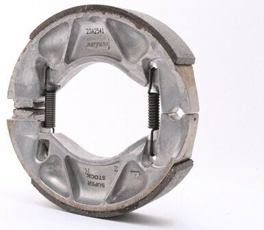■商品概要Fitment：Honda Karisma / Supra X 125 / Blade FI / Revo FI■詳細説明Daytona Brake Shoe- Shorter braking distance- Improves breaking control- Improves breaking response- Lining is made from non-asbestos compound- HDC12 base material■注意点※取扱説明書が付属する場合は外国語となります。※輸入商材の為、納期が遅れる場合がございます。あらかじめご了承ください。※メーカー都合により商品の仕様変更がある場合がございます。ご了承ください。　※画像はイメージです。■適合車種Blade&ensp;Blade&ensp;&ensp;備考: FIKarisma&ensp;KarismaRevo&ensp;Revo&ensp;&ensp;備考: FISupra X 125&ensp;Supra X 125