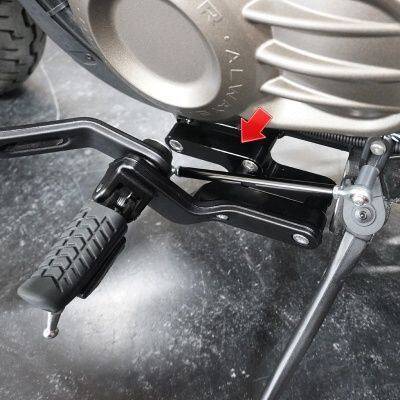 ■商品概要【内容物】ステップリロケーション本体 左右各1個■詳細説明QJMOTOR SRV400VSのパーツがついに登場！フォアコントロールの足回りをミッドコントロールに変更できるリロケーションキットです。脚を伸ばしてギリギリの姿勢でステップワークせず、すっと足を下ろした位置で操作でき女性でも安心してドライブできます。また【ライザーアダプターブラックSRV400VS】と併用することでハンドル位置も手前に30mm・高さが40mmアップし、より無理のない姿勢で安心して楽しいライディングを実現できます。およそ【65mm】後方に移動させることができます。■注意点※組み付け作業には専門知識と技術が必要です。専門店等にご依頼されることを推奨致します。※組み付け作業はサービスマニュアルの参照が必要となる場合があります。※作業が完全に終わるまでエンジン始動、走行は行わないでください。※車両の振動などで、ボルトの緩みが発生する場合がありますので、 乗車前にボルトの締まり具合の点検を行ってください。※お客様ご自身で取付作業を行われて破損、事故等が起きた場合の責任は一切負いかねますのであらかじめご了承下さい。※画像には他の商品が含まれております。※メーカー都合により商品の仕様変更がある場合がございます。ご了承ください。■適合車種SRV400VS&ensp;SRV400VS&ensp;&ensp;備考: QJMOTOR