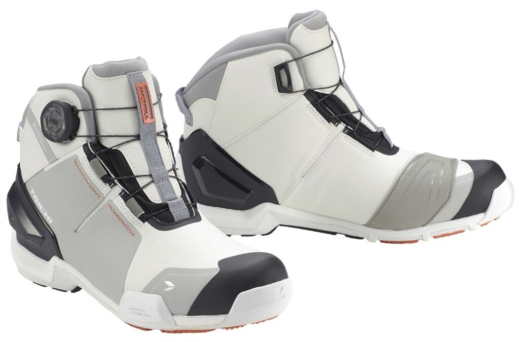 ■商品概要カラー：GRAY／WHITE・防水透湿・インナープロテクター(くるぶし・つま先)・アウタープロテクター(かかと・つま先)・オリジナルデザインソール■詳細説明どんな車両やスタイルにも合わせやすい、スタンダードなデザインのライディングシューズ。プロテクターやBOA?フィットシステム、防水性能などライディングに必要な機能を兼ね備えています。アッパー内部にはTAICHIオリジナルの防水・透湿素材'ドライマスター'を採用し、全天候での使用に対応。着脱のしやすさと優れたフィット感を実現するBOA?フィットシステムを採用。くるぶしまで覆うハイカットタイプで、転倒時でもシューズが脱げにくい仕様に。シューズ内外に配置されたプロテクターが足への衝撃を軽減します。■注意点※アールエスタイチ社シューズはモデルにより構造が異なるため、サイズやフィット感に違いがあります。※画像には他のカラー・商品が含まれている場合があります。※メーカー都合により商品の仕様変更がある場合がございます。ご了承ください。