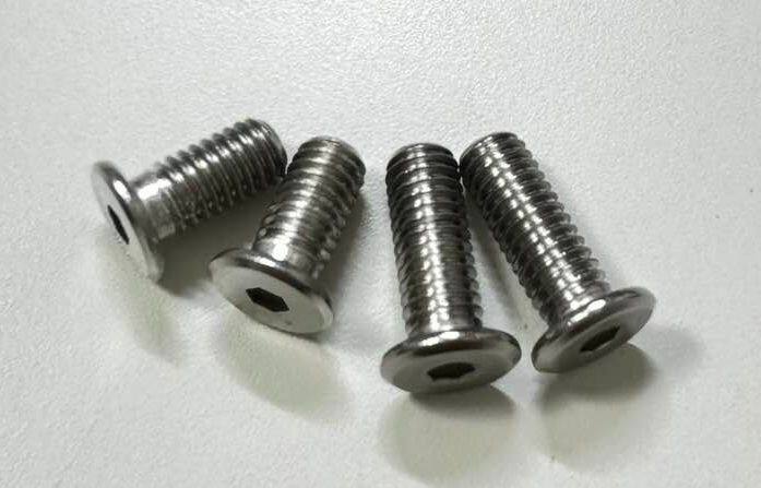 ■商品概要サイズ：M6×10mm材質：ステンレス販売単位：1本六角穴付き工具サイズ：六角ヘキサゴンレンチ3mm■詳細説明FORTIステップキットから採用の極低頭ボルトSUSです。主にラージヒールガード固定に使用します。■注意点※ボルトの長さは首下からの長さです。※長さにより全ネジ、半ネジと異なります。選択することはできません。※画像は他のサイズの場合があります。※メーカー都合により商品の仕様変更がある場合がございます。ご了承ください。