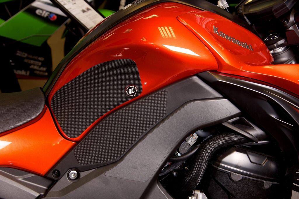 Eazi-Grip ������������å� �ˡ�����åץ��ݡ��� TANK GRIP PERFOMANCE Z1100 KAWASAKI ���掠�� �ˡ�����åץѥå� ���󥯴�Ϣ ���� �����ס�SIL (���ȥ꡼��)�����顼���֥�å�