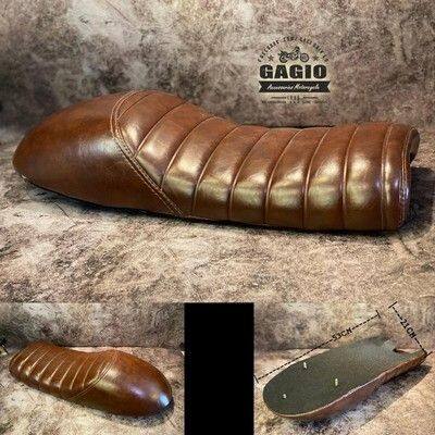 ■詳細説明Brown ant cushion steel floor suitable for motorcycle styleclassicclassic cafes other HD cafes. PU leather seats are strongsteelframe soft sponge comfortable to sit.1. MaterialCushion leather - pu leatherCushion frame - steel2. Color - sugar3. Size (width x length) - 21x53 cmThe seat can be worn in almost every model. But mustbeconverted■注意点※取扱説明書が付属する場合は外国語となります。※輸入商材の為、納期が遅れる場合がございます。あらかじめご了承ください。※画像には他のカラー・タイプ・商品が含まれている場合があります。※メーカー都合により商品の仕様変更がある場合がございます。ご了承ください。※Please Note：This is a universal fit product. Professionalexpertiseand minor modifications or specialized tools may berequired forproper installation.　※画像はイメージです。
