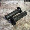 ■商品概要Material：SiliconeDiameter：22/25 cmSize (Width x Length)：3 x 12 cm■詳細説明Diamond patterned closed-end handlebar grips， suitable forvintage，classic， cafe racer， retro， bobber， HD and other stylesofmotorcycles. Made of silicone， fits 22 and 25 mm handlebars.■注意点※取扱説明書が付属する場合は外国語となります。※輸入商材の為、納期が遅れる場合がございます。あらかじめご了承ください。※画像には他のカラー・タイプ・商品が含まれている場合があります。※メーカー都合により商品の仕様変更がある場合がございます。ご了承ください。※Please Note：This is a universal fit product. Professionalexpertiseand minor modifications or specialized tools may berequired forproper installation.　※画像はイメージです。