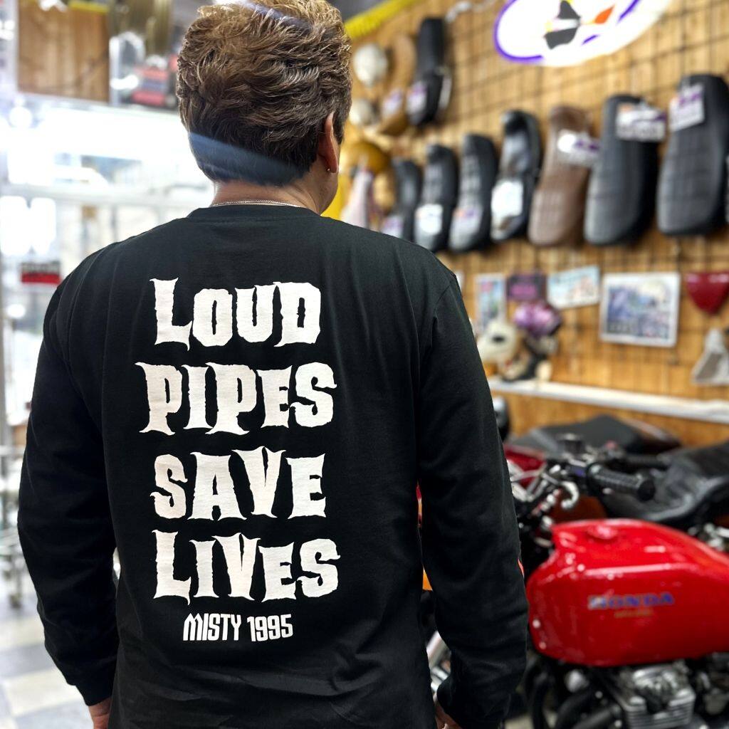 ■商品概要【サイズ展開】　 M／L／XL／2XL／3XLMサイズ／身丈70・身幅52・肩幅47Lサイズ／身丈74・身幅55・肩幅50XLサイズ／身丈78・身幅58・肩幅532XLサイズ／身丈82・身幅61・肩幅563XLサイズ／身丈84・身幅64・肩幅59・MISTY社長着用サイズ／XL・女性スタッフ着用サイズ／L【カラー】　ブラック※ホワイトもございます。【素材】　綿100%■詳細説明☆NEW☆デザインロンT入荷！！！MISTY社長が言い続けている'誰も自分の身は守ってくれない。マフラーはうるさい方が安全'という言葉。ライダーのスローガンとしてよく使われるLOUD　PIPES　SAVE　LIVES(うるさいマフラーは命を救う)がまさにピッタリという事で背中に大きくプリントしました！！皆さんがバイクに乗る時の《熱》　《パワー》　《気合い》　を表す為に今回は袖に燃え上がる炎を入れました！！！■注意点※メーカー都合により商品の仕様変更がある場合がございます。ご了承ください。