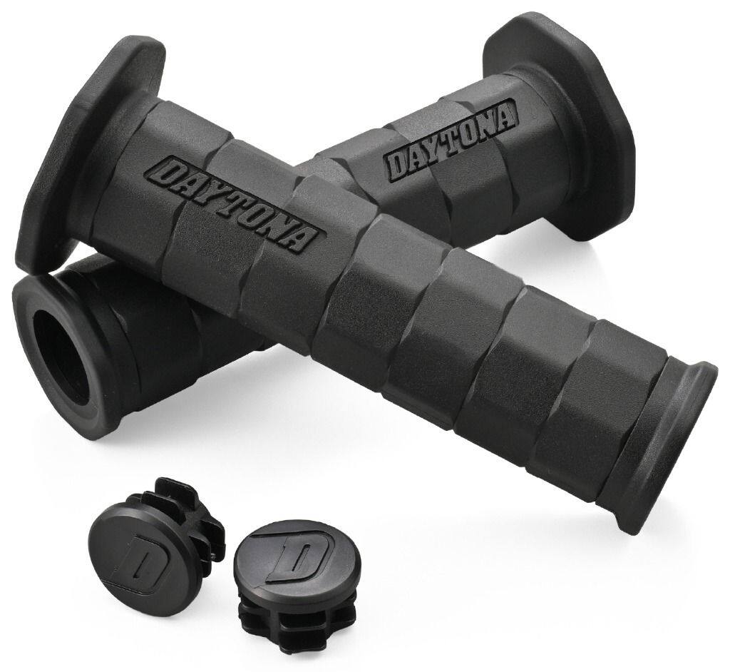 ■商品概要カラー：ブラック●Φ22.2ハンドル用グリップ●グリップ長：120mm●エンド貫通 ／ エンドキャップ付属■詳細説明エルゴノミクス(人間工学)デザインを採用したデイトナオリジナルグリップ。ボルト・ナットを重ねたような立体的なデザインのグリップで、カスタムイメージを高める個性的なデザインに仕上げました。●滑りにくい表面パターンと握りやすい素材でグリップ力に優れ、長時間のライディングでも疲れにくい●ボルト・ナットを重ねたような立体的デザインのカスタムグリップ■注意点※確実に取り付けるため、グリップボンドを使用してください。セーフティワイヤーを併用するとより効果的です。※純正スロットルスリーブがリブ付き構造の場合はリブを削るか、デイトナ社フラットスロットルスリーブに交換してください。※メーカー都合により商品の仕様変更がある場合がございます。ご了承ください。