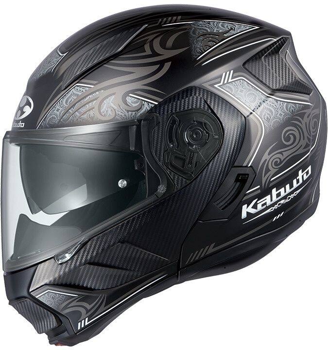 ■属性ヘルメット SGマーク: ○ヘルメット PSCマーク: ○■商品概要■バイク用ヘルメットカラー：フラットブラック規格：SG(自動二輪車用)【標準装備品】標準装着シールド(品番：CM-2-P UICシールド・カラー：UICクリア)標準インナーサンシェード(品番：CM-2インナーサンシェード・カラー：スモーク)ウィンドウシャッターNo.6ブレスガードNo.11【PSマークの種類】PSC【届出事業者名】株式会社オージーケーカブト【登録検査機関名称】一般社団法人製品安全協会■詳細説明RYUKI NOTRAトライバル模様の力強さと、ラインが魅せる鋭さは走りの軌跡を脳裏に刻むような魅惑のグラフィック。■TECHNOLOGY帝人株式会社 熱線遮蔽素材使用「UV＆IRカットシールド」採用UV(紫外線)とIR(赤外線)をカットする、帝人株式会社の高機能ポリカーボネートをシールド素材として用いた『UV＆IRカットシールド』を採用。太陽光の赤外線(IR)で発生する日射熱による温度上昇を抑制する熱線遮蔽性能があり、ヘルメット用シールドでは最も重要な「クリアな視認性」を保ったまま、ヘルメット内部への熱伝導を低減させます。■インカム取付を考慮した、専用取付スペースを設置インカムやカメラを考慮した専用取付スペースを予め左右に設定。■軽量化を実現パーツレイアウトや装飾処理を見直すことで、従来のシステムタイプより軽量化を実現。■ブレスガードの大型化エア吹き出し面とブレスガードの大型化により換気性能の効率アップとともに視界の明るさも抑制。■Chin Open Systemチンカバー中央下部のロックレバーを操作することで、チンカバー部分のオープンが可能となるチン・オープンシステムを採用しています。■インナーサンシェード搭載照り返しの強い朝夕、日差しが強い昼間は、スモークレンズ効果で眩しさを低減する開閉可能な「インナーサンシェード」を搭載しています。■ウェイクスタビライザー(PAT. No.4311691)帽体付近の気流をコントロールし、負荷を軽減するKabutoの特許システム。■CM-2 シールドシステムシールドメカのレバーを引くだけでシールドのスピーディな交換が可能。■CM-2-P Pinlock? Original Insert Lensワイドタイプの100％MAXVISIONピンロックシート(別売)を装着可能。■エアベンチレーション操作しやすい形状を採用し計3ヶ所のベンチレーションより効率良く冷気を導入、ヘルメット内部のエアを排出します。■眼鏡対応チークパッド眼鏡やサングラスをスムーズにかけられる、チークパッド形状を採用。ベストなポジションで眼鏡やサングラスを使用できます。■内装フル脱着システム「インナー脱着システム」を採用、内装はすべて取り外してまるごと洗うことができます。■ウィンドシャッターNo.6走行中に発生するあご付近からの風の巻き込みを軽減。季節や用途に応じてお好みで脱着可能。■マイクロラチェットバックルワンタッチで脱着、微調整が可能なマイクロラチェットバックル採用。複数の噛み合いにより、確実な作動と安全性を実現。Q＆A(よくある質問)Q：UICシールドとは何ですか？A：UV(紫外線)とIR(赤外線)をカットする、帝人株式会社の高機能ポリカーボネートをシールド素材として用いた『UV＆IRカットシールド』です。太陽光の赤外線(IR)で発生する日射熱による温度上昇を抑制する熱線遮蔽性能があり、ヘルメット用シールドでは最も重要な「クリアな視認性」を保ったまま、ヘルメット内部への熱伝導を低減させます。Q：左右で設定されているベンチレーションを買いたいのですが左右の判断方法を教えて下さい。A：被った状態での左右となります。Q：シールドに紫外線対策はしてありますか？A：純正シールドは、UV(紫外線)対策が施されております。紫外線の98-99％を遮断します。Q：頬がきついのですが、何か対処法はありますか？A：チークパッドは全サイズ互換性がございます。厚みの違うチークパッドに取り替えることで対処が可能です。Q：インナーパッドの厚み(サイズ)を変えることはできますか？A：帽体サイズによって変更可能かどうかが異なります。Q：シールドにサイズはありますか？A：シールドは全サイズ共通です。Q：パーツ類を購入したいのですが、どこで購入できますか？A：オージーケーカブト社製品取扱店、またはお近くの販売店にお問合せください。Q：適合するピンロックシートの品名を教えてください。A：CM-2-Pピンロックシートです。Q：適合シールドの品名を教えてください。A：CM-2-Pシールドです。■注意点※画像のサイズはあくまで目安です。製品の設計により同じサイズ表示でも装着感が異なる場合があります。ご購入の際は必ず一度ご試着ください。※画像のヘルメット内の温度抑制効果の表は、白熱灯(300W)を照射してヘルメット内の温度を社内にて測定。※インカム取付に関して、一部特殊な形状は取付不可。※リアベンチレーションに開閉機能はありません。※眼鏡対応チークパッドに関して、メガネの形状や、顔の形により個人差があります。※内装脱着に関して、インナー・チーク・あごひもカバー。※在庫数に限りがございますので、お一人様1点限りとさせて頂きます。※転売や転送等の業務販売を目的としたご注文と判断した場合、キャンセルとさせて頂く場合がございます。ご了承ください。※画像には他のカラー・商品が含まれている場合があります。※メーカー都合により商品の仕様変更がある場合がございます。ご了承ください。