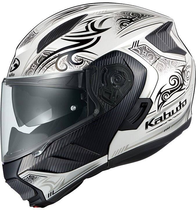 ■属性ヘルメット SGマーク: ○ヘルメット PSCマーク: ○■商品概要■バイク用ヘルメットカラー：パールホワイトブラック規格：SG(自動二輪車用)【標準装備品】標準装着シールド(品番：CM-2-P UICシールド・カラー：UICクリア)標準インナーサンシェード(品番：CM-2インナーサンシェード・カラー：スモーク)ウィンドウシャッターNo.6ブレスガードNo.11【PSマークの種類】PSC【届出事業者名】株式会社オージーケーカブト【登録検査機関名称】一般社団法人製品安全協会■詳細説明RYUKI NOTRAトライバル模様の力強さと、ラインが魅せる鋭さは走りの軌跡を脳裏に刻むような魅惑のグラフィック。■TECHNOLOGY帝人株式会社 熱線遮蔽素材使用「UV＆IRカットシールド」採用UV(紫外線)とIR(赤外線)をカットする、帝人株式会社の高機能ポリカーボネートをシールド素材として用いた『UV＆IRカットシールド』を採用。太陽光の赤外線(IR)で発生する日射熱による温度上昇を抑制する熱線遮蔽性能があり、ヘルメット用シールドでは最も重要な「クリアな視認性」を保ったまま、ヘルメット内部への熱伝導を低減させます。■インカム取付を考慮した、専用取付スペースを設置インカムやカメラを考慮した専用取付スペースを予め左右に設定。■軽量化を実現パーツレイアウトや装飾処理を見直すことで、従来のシステムタイプより軽量化を実現。■ブレスガードの大型化エア吹き出し面とブレスガードの大型化により換気性能の効率アップとともに視界の明るさも抑制。■Chin Open Systemチンカバー中央下部のロックレバーを操作することで、チンカバー部分のオープンが可能となるチン・オープンシステムを採用しています。■インナーサンシェード搭載照り返しの強い朝夕、日差しが強い昼間は、スモークレンズ効果で眩しさを低減する開閉可能な「インナーサンシェード」を搭載しています。■ウェイクスタビライザー(PAT. No.4311691)帽体付近の気流をコントロールし、負荷を軽減するKabutoの特許システム。■CM-2 シールドシステムシールドメカのレバーを引くだけでシールドのスピーディな交換が可能。■CM-2-P Pinlock? Original Insert Lensワイドタイプの100％MAXVISIONピンロックシート(別売)を装着可能。■エアベンチレーション操作しやすい形状を採用し計3ヶ所のベンチレーションより効率良く冷気を導入、ヘルメット内部のエアを排出します。■眼鏡対応チークパッド眼鏡やサングラスをスムーズにかけられる、チークパッド形状を採用。ベストなポジションで眼鏡やサングラスを使用できます。■内装フル脱着システム「インナー脱着システム」を採用、内装はすべて取り外してまるごと洗うことができます。■ウィンドシャッターNo.6走行中に発生するあご付近からの風の巻き込みを軽減。季節や用途に応じてお好みで脱着可能。■マイクロラチェットバックルワンタッチで脱着、微調整が可能なマイクロラチェットバックル採用。複数の噛み合いにより、確実な作動と安全性を実現。Q＆A(よくある質問)Q：UICシールドとは何ですか？A：UV(紫外線)とIR(赤外線)をカットする、帝人株式会社の高機能ポリカーボネートをシールド素材として用いた『UV＆IRカットシールド』です。太陽光の赤外線(IR)で発生する日射熱による温度上昇を抑制する熱線遮蔽性能があり、ヘルメット用シールドでは最も重要な「クリアな視認性」を保ったまま、ヘルメット内部への熱伝導を低減させます。Q：左右で設定されているベンチレーションを買いたいのですが左右の判断方法を教えて下さい。A：被った状態での左右となります。Q：シールドに紫外線対策はしてありますか？A：純正シールドは、UV(紫外線)対策が施されております。紫外線の98-99％を遮断します。Q：頬がきついのですが、何か対処法はありますか？A：チークパッドは全サイズ互換性がございます。厚みの違うチークパッドに取り替えることで対処が可能です。Q：インナーパッドの厚み(サイズ)を変えることはできますか？A：帽体サイズによって変更可能かどうかが異なります。Q：シールドにサイズはありますか？A：シールドは全サイズ共通です。Q：パーツ類を購入したいのですが、どこで購入できますか？A：オージーケーカブト社製品取扱店、またはお近くの販売店にお問合せください。Q：適合するピンロックシートの品名を教えてください。A：CM-2-Pピンロックシートです。Q：適合シールドの品名を教えてください。A：CM-2-Pシールドです。■注意点※画像のサイズはあくまで目安です。製品の設計により同じサイズ表示でも装着感が異なる場合があります。ご購入の際は必ず一度ご試着ください。※画像のヘルメット内の温度抑制効果の表は、白熱灯(300W)を照射してヘルメット内の温度を社内にて測定。※インカム取付に関して、一部特殊な形状は取付不可。※リアベンチレーションに開閉機能はありません。※眼鏡対応チークパッドに関して、メガネの形状や、顔の形により個人差があります。※内装脱着に関して、インナー・チーク・あごひもカバー。※在庫数に限りがございますので、お一人様1点限りとさせて頂きます。※転売や転送等の業務販売を目的としたご注文と判断した場合、キャンセルとさせて頂く場合がございます。ご了承ください。※画像には他のカラー・商品が含まれている場合があります。※メーカー都合により商品の仕様変更がある場合がございます。ご了承ください。