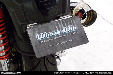 ■詳細説明キムコ RACING125Fi用フェンダーレスKitです。ナンバー取り付け箇所に装着するタイプです。ボルト止めでしっかり固定できますので安心して使用できます。商品を取り付けることによりタイヤが露出されワイルドな感じに仕上がります。今では、ビッグスクーターの定番のカスタムで、ドレスアップのワンポイントには欠かせない逸品です！オールステンレス製バフ仕上げ。■注意事項ウイルズウィン社フェンダーレスキットは、長い純正フェンダー(泥よけ)を取り外すことにより、すっきりとしたリア周りに仕上げることを目的とした商品です。またリア周りのメンテナンスやレース等の使用における空気抵抗を抑える理由から、ウイルズウィン社製品はナンバープレートホルダーの角度を変更することができる設計になっています。しかし、道路交通法の保安基準ではリフレクターの装着義務やナンバープレートの角度を約40度以内(後方からナンバープレートを目視できる角度)とすることが定められております。ウイルズウィン社製品は仕様としてナンバープレートホルダーの角度調節することは可能ですが、一般公道等の道路交通法を遵守しなければならない道路では保安基準を超えた角度(正確に目視できない角度)での製品の使用は法律で禁じられておりますので絶対におやめください。■注意点※メーカー都合により商品の仕様変更がある場合がございます。ご了承ください。■適合車種Racing125FI&ensp;Racing125FI