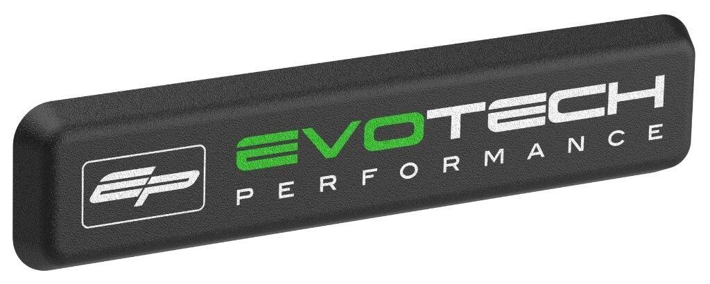 ■詳細説明Evotech交換用ラジエーターガードバッジ-Sの特徴・公式Evotech交換部品・白色のEvotech Performanceテキストとロゴ、「EVO」を緑色で強調表示。・既存または新規のEvotechラジエターガードに完璧にフィット・小さい方の長方形サイズ：59mmx 13mm・丈夫で軽量なプラスチック製・クリックイン設計により工具不要で安全に取り付け可能・バイクにマッチする複数の「Evo」テキストカラーバリエーション小さな長方形のEvotechPerformance交換用ラジエーターガードバッジ-グリーンで、EPラジエーターガードをカスタマイズします。新しいEvotechRadGuardを購入する場合でも、紛失したバッジを交換する場合でも、単にバイクのスタイルを復元する場合でも、この公式EPモーターサイクルアクセサリーは、モーターサイクルの特徴的なディテールに最適なものをお選びいただけます。Evotechラジエーターバッジは、精密にロゴが印刷された耐久性のある高品質プラスチックで製造されており、カチッと所定の位置にしっかりと固定されます。接着剤や工具は必要ありません。バイクや個人のスタイルに合わせて、さまざまな「Evo」テキストの色からお選びください。Evotech Performance?ブランド名およびEP?ロゴは、両方ともDrury PrecisionEngineeringLtdの登録商標です。■注意点※取扱説明書が付属する場合は外国語となります。※輸入商材の為、納期が遅れる場合がございます。あらかじめご了承ください。※画像には他の商品が含まれている場合があります。※メーカー都合により商品の仕様変更がある場合がございます。ご了承ください。　※画像はイメージです。