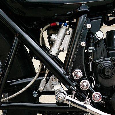 ■商品概要NISSIN製1／2インチマスターシリンダ付き純正ブレーキペダル対応■詳細説明コンパクトで抜群の機能性を持つ「NISSIN1/2インチマスターシリンダー」をボルトオンで装備できる画期的なキットです。制動力不足を解消しながらも純正ステップ、ブレーキペダルをそのまま使用する事も可能とし、ライディングポジションの変更やオリジナルフォルムを崩す事もありません。●マウントブラケットは、ステンレス材をレーザーカットにて成型。●プッシュロッド等はCNC旋盤によるステンレス材のオールビレット仕上げ。●純正ブレーキペダル対応。●NISSIN製1/2インチマスターシリンダー付き。●72-76 Z750-900用はBilletバックステップ Z1/Z2専用、ヴィンテージタイプバックステップにも使用可能。■注意点※社外品のスウィングアームをご使用の場合、ペダルアダプターが干渉する場合があります。ご注意ください。■適合車種Z750 (空冷)&ensp;Z750 (空冷) 年式: 72-76&ensp;&ensp;備考: (ドラムブレーキ対応)Z900 (KZ900)&ensp;Z900 (KZ900) 年式: 72-76&ensp;&ensp;備考: (ドラムブレーキ対応)Z1000 (空冷)&ensp;Z1000 (空冷) 年式: 72-76&ensp;&ensp;備考: (ドラムブレーキ対応)