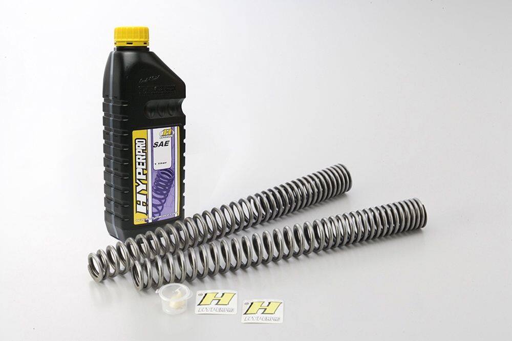 ■商品概要スプリング部材番号：1772フォークオイル番手／油面：SAE＃7.5(2L付属)／140mmプリロード調整：1段目サグ値：45mmコンプレッション調整：15 クリック戻しリバウンド調整：15 クリック戻し■詳細説明HYPERPROが独自設計する『コンスタントライジングレート』をもつサスペンションスプリング。サスペンションの動きに追従してバネレートが常に変化。柔らかすぎず硬すぎない状態を維持し、高負荷のコーナリングや急ブレーキ時も踏ん張る力を併せ持ちます。コーナー手前のブレーキング時におけるキャスタの変化を適正化し、次の動作に移りやすくします。コーナリング中の細かなギャップを吸収し、乗り手の邪魔となる振動をなくします。通常のスプリングと違い一定のバネレートがないため、共振することがありません。HYPERPROの本拠地オランダでは、救急バイク全車にHYPERPROのスプリングが装着されています。フロントスプリングには必要量のフォークオイルが付属します。■注意点※各スプリング品番に掲載のセッティングデータを参照して基準のセッティングを行ってください。※メーカー都合により商品の仕様変更がある場合がございます。ご了承ください。　※画像はイメージです。■適合車種NORDEN901 EXPEDITION&ensp;NORDEN901 EXPEDITION 年式: 23-25