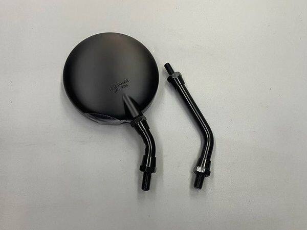 ■商品概要振動防止用ウエイト内蔵ベリーショート＆ショートステー付属■詳細説明新型から旧車、アメリカンチョッパーまで幅広く装着可能です。すり抜けに効果大です。数量限定販売です。■注意点※左右共通1PC単位での販売となります。1台分(左右)必要な場合は2つご購入ください。※メーカー都合により商品の仕様変更がある場合がございます。ご了承ください。■適合車種&ensp;&ensp;&ensp;備考: 汎用