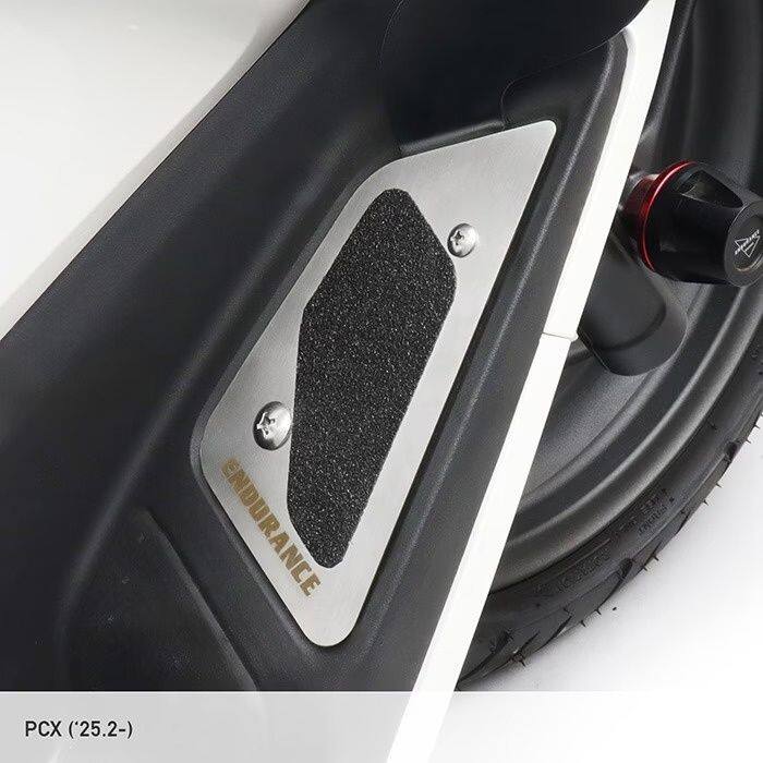■商品概要メーカー保証期間：なし(初期不良のみ)取付時間：0.1h材質：ステンレスカウル等の加工：なし■詳細説明新型PCX用フォグランプキットとステップボード(下記おすすめ商品参照)を併用するためのオプションパーツ通常、エンデュランス製フォグランプキットとステップボード(下記おすすめ商品参照)を同時装着すると、フロント側ステップボードが取り付けできません。そのためフロント側は純正マット、リア側のみステップボードとなりデザイン性や一体感が損なわれてしまいます。そこで本商品は、機能性とデザイン性をそのままにフォグランプとステップボードを同時装着できるよう設計しました。機能性もデザイン性も妥協しない、フォグランプ同時装着用オプションパーツです。■注意点【取扱説明書の電子化・製品メーカー保証のオンライン登録化についてご案内】環境問題を配慮し、ペーパーレス化の一環として2021年5月1日より順次、取扱説明書を電子化とさせていただいております。お手数ではございますが、WEBサイトよりご確認いただきますよう、よろしくお願いいたします。また、製品メーカー保証はオンライン登録とさせていただいております。商品同梱のQRコードを読み取り登録ページへとアクセスしていただき、各入力項目に沿って、必ずご登録手続きをお願いいたします。未登録の場合はメーカー保証を受けられなくなりますので、ご注意ください。※本商品のみでは装着できません。フォグランプキットとともに装着してください。※ご購入前に、必ず取扱説明書に記載の内容をご確認ください。※取付時間は、オートバイに関する整備の一般的な知識および技能を有する国家資格をお持ちの整備士の方で、かつ必要な工具をすでにお持ちの方を前提としております。また、取付時間の参考ですので、工賃等の目安にはなりません。※適合確認車種に記載のある車種以外の取り付け確認はしておりません。記載されていない車種は取付不可・または未確認です。※適合確認車種に記載のない車種への取り付けは、メーカー保証いたしかねます。※商品の色味は撮影条件やモニター、商品ロットやセット商品の左右で異なる場合もございます。※画像には他の商品が含まれております。※メーカー都合により商品の仕様変更がある場合がございます。ご了承ください。■適合車種PCX160&ensp;PCX160 年式: 25-&ensp;&ensp;備考: 【KF47-1200001-】25.2-PCX&ensp;PCX 年式: 25-&ensp;&ensp;備考: 【JK05-1200001-】25.2-