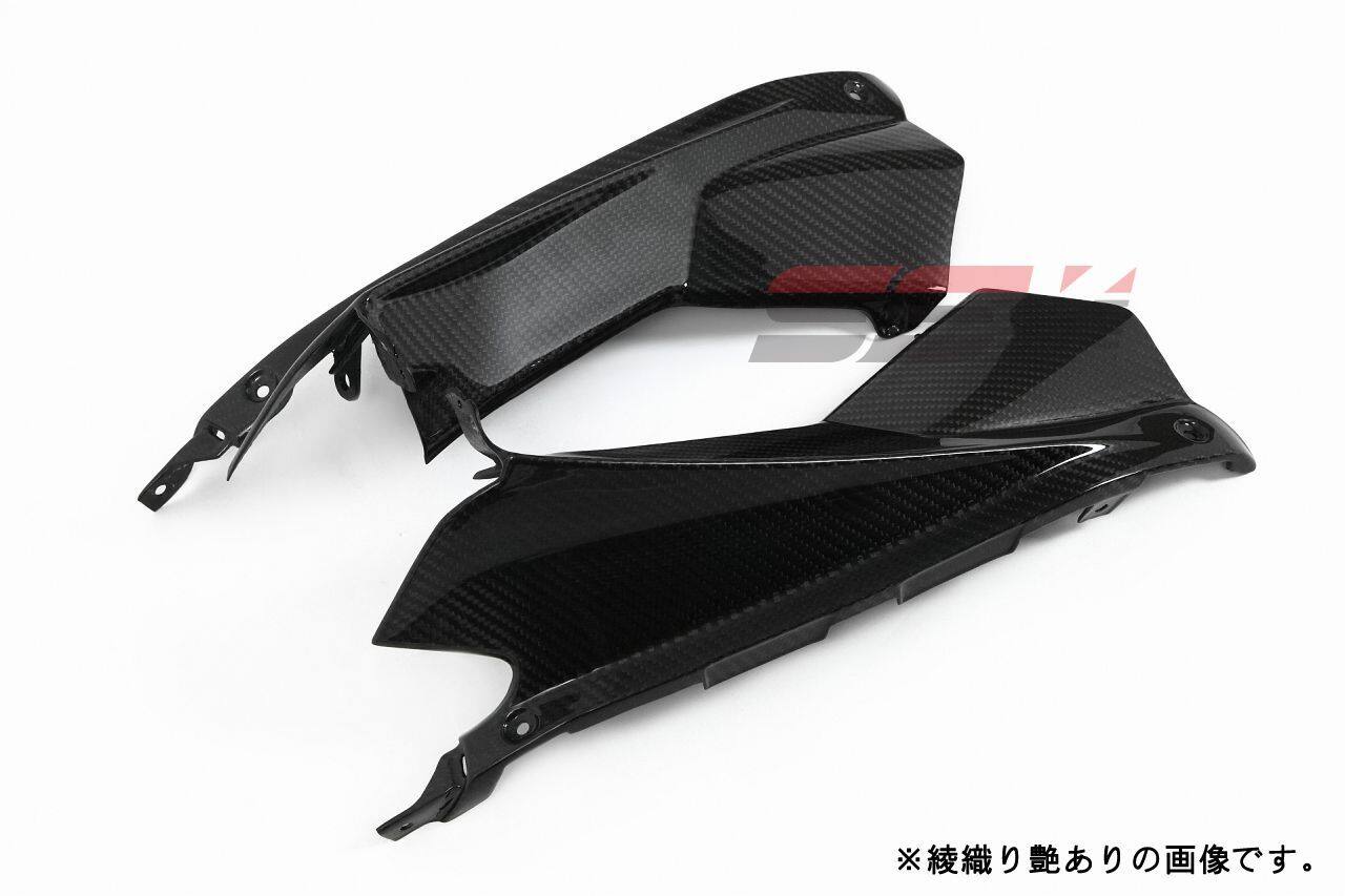 ■詳細説明●航空機などにも使われているプリプレグ(炭素繊維に樹脂を含浸させたシート状のもの)を使用し、バキュームパッキング処理し、オートクレーブで焼き上げるドライカーボン製法を採用しております。●ドライカーボンパーツは従来のウェットカーボンとは全く異なり、最新のカーボン加工技術を用いて生産されています。カーボンの持つ軽さと強度を最大限に引き出す、超軽量超強度を誇る製品です。●車体のイメージに合わせられる4種類の仕上がりを取り扱っております。●艶消しと艶有りはすべてUVカット加工済みですのでカーボンの弱点の紫外線にも耐えられます。■注意点※画像はイメージです。商品の仕様と異なる場合もあります。※製品の価格は改良の為、予告無く変更することがございます。※ドライカーボン製品の一部では取付穴の加工が必要となる場合があります。※メーカー都合により商品の仕様変更がある場合がございます。ご了承ください。■適合車種RSV4&ensp;RSV4 年式: 09-