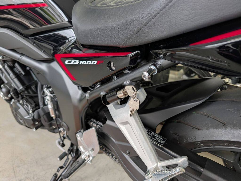 ウェビック 楽天市場店のFixe design フィックスデザイン ヘルメットロック M1 専用KIT HONDA CB1000F 25- SC94 タンデム左 ホンダ ヘルメット｜アングル2