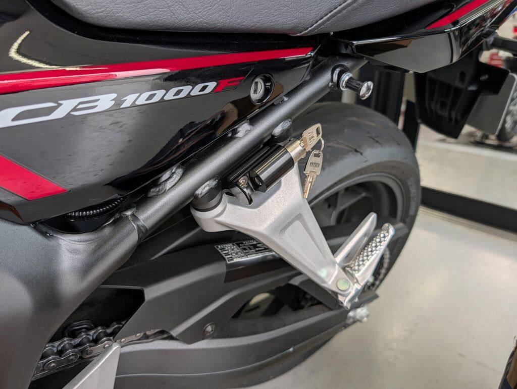 ウェビック 楽天市場店のFixe design フィックスデザイン ヘルメットロック M1 専用KIT HONDA CB1000F 25- SC94 タンデム左 ホンダ ヘルメット｜アングル3