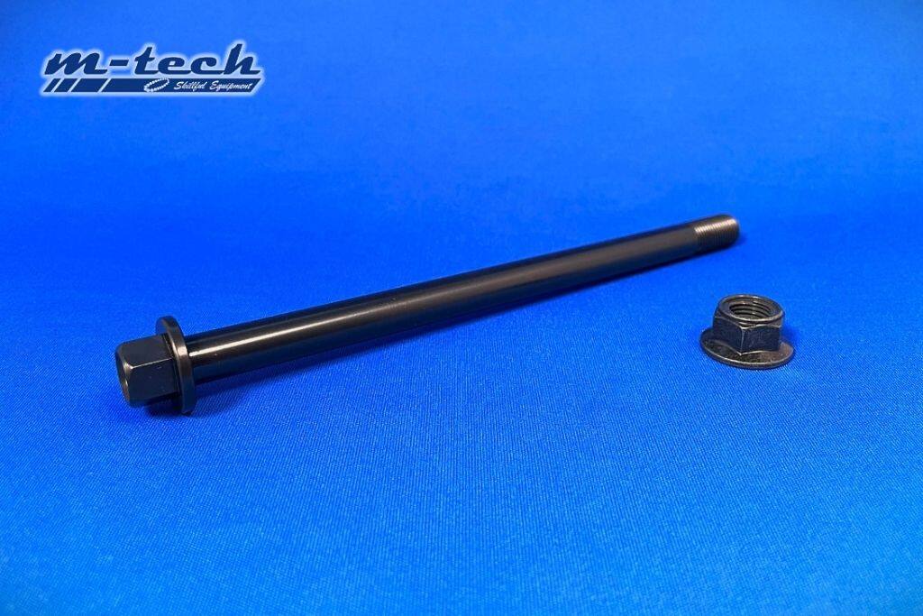 ■商品概要素材／材質】SCM435鋼【表面処理】SQP■詳細説明クロームモリブデン鋼 (クロモリ) 製 シャフト純正のシャフトから交換する事で、車体締結箇所の強度が上がります。これによりサスペンションの作動性向上や、外部入力によるたわみを抑制し、旋回性の向上効果が得られます。特に、フロントフォークの一番下で、左右を連結しているFアクスルシャフトをクロモリシャフトに交換する事で、車体のたわみが発生し難くなりサスペンション自体の性能も向上し剛性も上がります。相乗効果としてブレーキング性能もUPします。特筆すべき点は、製品精度を要求する為に外周は切削仕上げではなく、あえて手間の掛かる円筒研磨仕上げとしております。特に、内外径公差や異なる太さ部分の同心度公差を少なくする為の製造工程を用いています。SQP処理(イソナイトTF処理＋Salt Quench Polish)とは、塩浴軟窒化処理の一種である「イソナイト処理」の後に特殊な塩浴で表面に酸化皮膜を形成し、さらに研磨を加えることで耐食性や表面粗さを高めた複合処理です。イソナイト処理の硬度や耐摩耗性・耐焼付き性に加え、硬質クロムメッキ以上の高い耐食性、滑らかな黒色の表面、曲がりや歪みの抑制が期待でき、防錆処理と表面硬化処理を同時に行える技術です。■注意点※メーカー都合により商品の仕様変更がある場合がございます。ご了承ください。■適合車種スーパーカブ110&ensp;スーパーカブ110 年式: 18- 型式: JA44 / JA59スーパーカブ50&ensp;スーパーカブ50 年式: 18- 型式: AA09モンキー&ensp;モンキー 年式: 74-17 型式: Z50J / AB27ゴリラ&ensp;ゴリラ 年式: 78-07 型式: Z50J / AB27