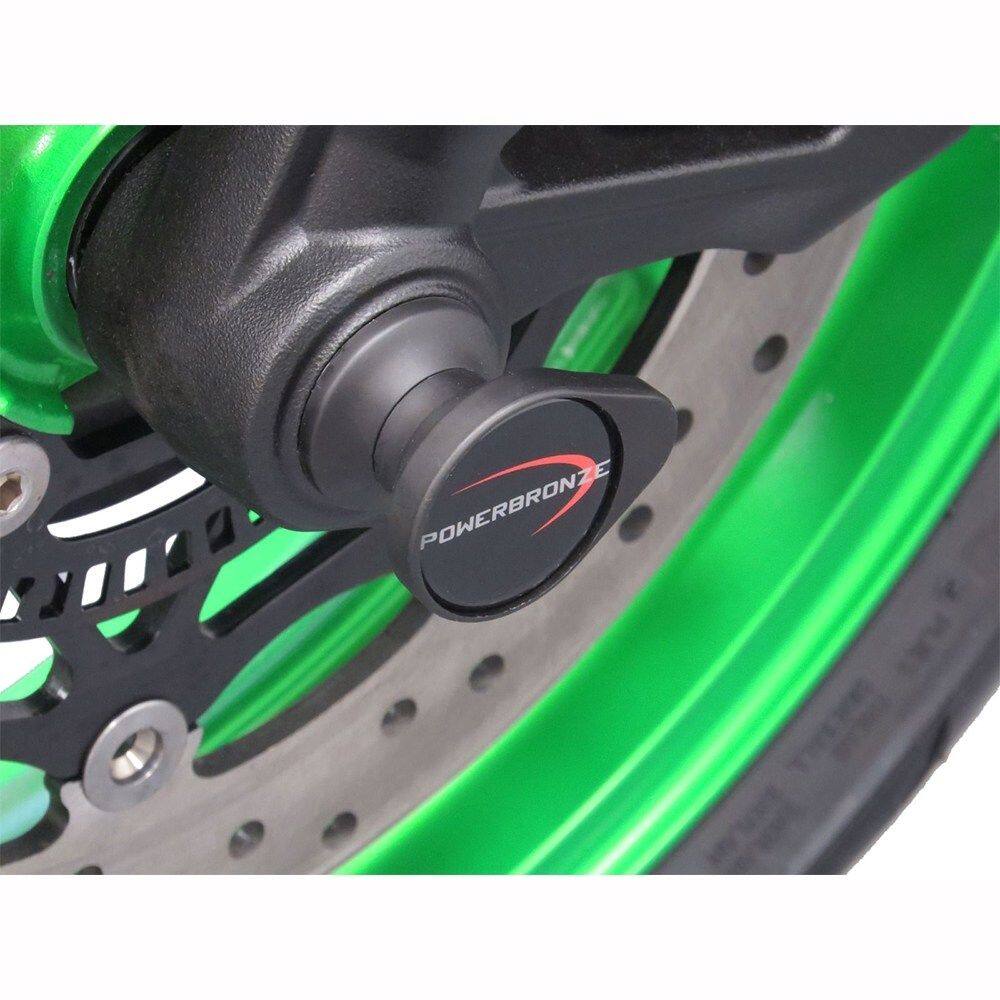 ■商品概要スライダー本体：ハイインパクトプラスチック製付属品：取付説明書、必要部品■詳細説明UK PowerBronze製フロントアクスルスライダー。パドックスタンドのボビンとしても使用可能なスタイリッシュなフロントアクスルスライダーです。万一の際にフロントフォーク、フロントブレーキ等の損傷を軽減させます。スライダー本体は耐衝撃性に優れたハイインパクトプラスチックを使用。各モデルに合わせ取付説明書、必要部品が付属します。ドレスアップにも貢献します。■注意点※スライダーは転倒時の損傷を軽減しうるものですが、車体を確実に保護するものではありません。※転倒による損傷の程度につきましては、Powerbronzeでは一切の責任を負いかねます。※海外製造の商品のため、日本国内製造の商品とは商品の精度が異なります。※商品によっては取付けの際に多少の加工や工夫が必要となる場合があります。※画像には他の商品が含まれております。※メーカー都合により商品の仕様変更がある場合がございます。ご了承ください。■適合車種Z1100 SE&ensp;Z1100 SE 年式: 26-Z1100&ensp;Z1100 年式: 26-