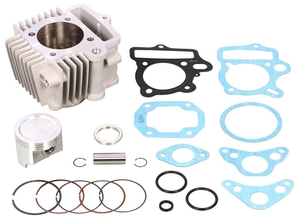 ■商品概要■適合B／適合C○アルミメッキシリンダー採用○排気量：88ccボア径：Φ52ストローク：41.4mm(ノーマル)【キット内容】Φ52.0メッキシリンダー (88／108cc用)×1Φ52.0ピストン (88cc用) 3R (0.8-0.8-1.5)×1ピストンピン 13×36×1Φ52.0ピストンリング (88／108cc用) 3R (0.8-0.8-1.5)×1セットパッキンセットA (88／108cc用)×1セットヘッドガスケット■詳細説明より放熱性と耐久性を向上させた特殊メッキシリンダーバージョンLIGHT、スタンダード、ULTRA、ULTRA-SEの各ボアアップキットにメッキシリンダーバージョンが追加。従来品と比べ、放熱性と耐久性を向上させ、過酷な条件下でも各ボアアップの性能をフルに発揮できます。以下のパーツはオプションパーツとなります。必要な場合、別途ご購入下さい。・オイルポンプの装着・品番：331-1013300 スーパーオイルポンプキット・スーパーオイルポンプキット・カムシャ■注意点※付属していないパーツは基本的にノーマルパーツを再使用します。再使用するパーツに傷、へたり、摩耗等の劣化が著しい場合は新品と交換してください。※ボアアップキットを組まれる際、必ず同時にオイルポンプもチューニングレベルに合わせて交換してください。※ハイカムシャフトを装着すると、さらに性能の向上が図れます。但し、適合車種が限定されますのでご注意下さい。※メーカー都合により商品の仕様変更がある場合がございます。ご了承ください。■適合車種ベンリィ50S&ensp;ベンリィ50S&ensp;&ensp;備考: BENLY [ベンリィ] CL50 (FNO.CD50-1500001-)