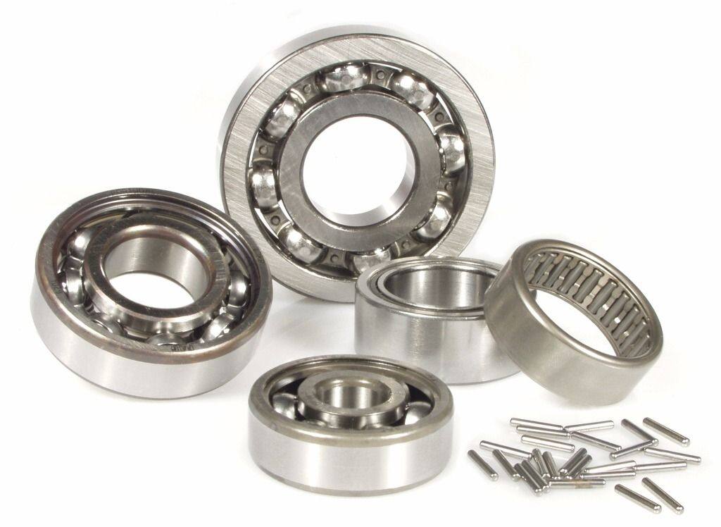 ■商品概要クランクシャフトクラッチ側(KULU)／フライホイール側(LIMA)／ドライブシャフト 2x／インプットシャフト／ニードルグレード1 - 完全補修用■詳細説明Vespa のエンジンには、スラスト ベアリング、テーパー ローラー ベアリング、ニードルローラーベアリングなどのさまざまな種類のローラー ベアリングが使用されています。これらを総称してエンジン ベアリングと呼びます。これらはすべて、摩擦値が最小限であるため、発熱が少なく、潤滑の必要性が少なく、実質的にメンテナンスが不要です。寿命を縮める唯一の原因は、汚れ、平均よりも重い作業負荷、または適切なベアリングの欠如です。適切なオイルで潤滑してください。チューニングの状態が強いほど、またはモーターの走行距離が長いほど、エンジン ベアリングの交換が必要になる頻度が高くなります。主要なエンジン サービスごと、または 10.000 km (6.250 ml)ごとにエンジンベアリングを交換することをお勧めします。SIPが入手できるほとんどのエンジン ベアリングはオリジナルのPIAGGIO品であり、航続距離を延ばすために、ほとんどの種類のベアリングも用意しており、さまざまなメーカーから直接購入しています。SIP アドバイス：ベスパのエンジンのベアリングを交換するときは、新しいクランクシャフト オイルシールとガスケットセットを注文することを忘れないでください。より迅速で専門的な作業のために、この目的に特化した専門ツールも用意されています。すべてのベアリングを個別に集めたくない人は、完全なベアリング セットを注文することもできます。これらには以下が含まれます：フライホイールおよびクラッチ側クランクシャフトベアリング、ドライブシャフトベアリング、インプットシャフトベアリング、ピンセット。一部のワイドフレームには補助シャフトベアリングが含まれていません。すべてのベアリングは高品質のベアリングで、主にPIAGGIO製で、最新のベアリングクリアランス設計が採用されています。ラージフレームは、他のインプットシャフトベアリングやドライブシャフトによってのみ異なることがよくあります。ピストンベアリングは追加で注文する必要があります。提供範囲は広範囲です。■注意点※取扱説明書が付属する場合は外国語となります。※輸入商材の為、納期が遅れる場合がございます。あらかじめご了承ください。※画像には他の商品が含まれている場合があります。※メーカー都合により商品の仕様変更がある場合がございます。ご了承ください。■適合車種P80X／PX80 E&ensp;P80X／PX80 E 年式: 81-83&ensp;&ensp;備考: 80cc type V8X1T engine 2T ACP80&ensp;P80 年式: 80-84&ensp;&ensp;備考: 80cc type V8A1T engine 2T ACP80E&ensp;P80E 年式: 80-84&ensp;&ensp;備考: 80cc type V8A1T engine 2T ACPX 80 E Lusso／Elestart&ensp;PX 80 E Lusso／Elestart 年式: 83-93&ensp;&ensp;備考: 80cc type V8X1T engine 2T ACPX100 E&ensp;PX100 E 年式: 83-84&ensp;&ensp;備考: 100cc type VIX1T engine 2T AC