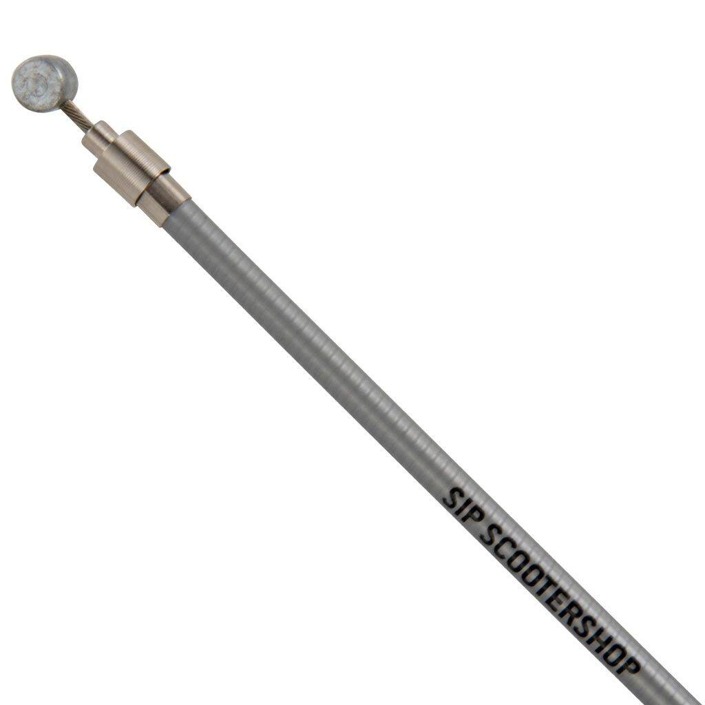 ■商品概要PE インライナースリーブとバレルニップル付きグレーl(ケーブル)＝1530mmリード数 19Φ2mm/6.0mmステンレス鋼、オイル仕上げl(スリーブ)＝1150mmグレード1＊ - 高品質補修用OEM番号：090422 (PIAGGIO)■詳細説明SIPの SIP PERFOMANCE ケーブル セットは、スクーター ケーブルに革命をもたらします比較的小さな衝撃だけが大きな効果をもたらすことがありますが、これは特にヴィンテージベスパのチューニングに関わるテクノロジーに当てはまります。コントロール ケーブルが全体的な機能において重要な役割を果たしているという事実は、大きな秘密ではありません。クラシックなベスパやランブレッタのように、その設計にこれほど長くて扱いにくいコントロールケーブルが含まれている輸送手段は他にはほとんどありません。スクーター。これにより、さまざまな接続コンポーネントからのあいまいなフィードバックや動作の硬直がすぐに発生する可能性があります。最新のスクータータイプは依然としてライダーにとってはるかに使いやすいものですが、正しく設定されていれば、これらの問題は最小限に抑えることができます。サービス間隔が長くなる場合があるため、制御ケーブルの改善を求めて広範な研究が行われ、現在、多くのメーカーが最新の性能特性を備えたタイプを生産しています。SIPは、完全に新しく、新しいものでゼロから始めることでこの課題に取り組むことを決定しました。モダンなデザイン。これらの SIP パフォーマンス コントロール ケーブルは、あらゆるヴィンテージスクータータイプに新しいレベルの操作制御、ライディングダイナミクスとハンドリングを導入する最先端のものであると考えられています。これらの高い要件を満たすために、まず広範な研究とテストを実施して、現在の車両製造技術の制約内での可能性を確立しました。次に、その結果をヴィンテージの金属ボディ スクーターが示す条件に適合させました。超軽量の作動完璧低摩擦動作モデルごとに特定の長さの各ケーブルこの開発プロセスの成果であるSIPパフォーマンス コントロールケーブルは、最新のコントロールケーブルに求められるすべての要求を満たします。特に安定した、ねじれのないケーブルアウター。レースで実証されたハイエンドの品質。特定のスクーター モデルに正確な長さ。追加の変更や調整は不要、プラグ アンド プレイ！ギアボックス コントロール ケーブルは個別にマークされています。両端(1-1、2-2)錆びないステンレススチールケーブルインナー溶接ケーブルインナーエンドすべてのアウターケーブルはPE素材で裏打ちスロットルケーブルインナーは7×7単芯で、急に曲げても非常に柔軟クラッチ、ブレーキ、ギアコントロールケーブルインナーは19単芯で耐久性向上ギアコントロールケーブルは丸みを帯びたプロファイルで正確な操作を保証するためにあらかじめ伸ばされています。クラッチケーブルと両方のブレーキケーブルはあらかじめ潤滑されています。ワイヤロープホイストはオリジナルのシースで取り付けることもできますSIPのまったく新しいケーブルの導入後、現在他社が市販しているケーブルキットに比べて革命的な進歩を遂げていることに驚きました。SIPパフォーマンスコントロールケーブルは、SIPの当初の目標を完全に上回り、老朽化したブレーキドラムシステムの性能を向上させます。これにより、ライダーの安全性が大幅に向上します。必要な移動距離が短くなり、毎回ギアを正確に選択できるようになりました。ハンドルバーレバーに必要な力が少なくなり、クラッチを正確に操作することがはるかに簡単になりました。スロットルケーブルが簡単かつ正確に滑るようになり、スロットル操作グリップを閉じるときに特に便利です。このケーブルセットによる軽視されがちなコンポーネントの動作の改善は、小さな利点を提供し、大きな波及効果をもたらします。安全性、ライダーへの優しさ、そして究極的には、すべてのヴィンテージギア付きスクーターから得られる最大限のライディングの楽しみ。ねじり耐性 / PE ライニング / 事前に延長 / 溶接端結論：ヴィンテージ スクーターの操作性を著しく改善する簡単なアップデート。SIP アドバイス：新しいケーブル ニップルと調整ボルトを注文することを忘れないでください。PTFE で裏打ちされたケーブルを除き、すべてのケーブル タイプには定期的な注油が必要です。アンディ、スクーターノヴァ マガジン イギリス、2019 年 4 月：「クラッチとギア ケーブルを付けて走っていますが、とても使い心地が良いです。ギアのアウター ケーブルに 1 と 2 という数字が付いているアイデアもとても気に入っています。非常に便利なアイデアです。」チャンプ、クラシック スクーター、ドイツ、4 月2019年：「これらのコントロールケーブルは本当に優れています。以前のタイ...■注意点※取扱説明書が付属する場合は外国語となります。※輸入商材の為、納期が遅れる場合がございます。あらかじめご了承ください。※画像には他の商品が含まれている場合があります。※メーカー都合により商品の仕様変更がある場合がございます。ご了承ください。■適合車種125 CL&ensp;125 CL 年式: 78-&ensp;&ensp;備考: MOTOVESPA 125cc type 9CL engine 2T AC125 N&ensp;125 N 年式: 59&ensp;&ensp;備考: MOTOVESPA 125cc type VT engine 2T AC125 S&ensp;125 S 年式: 59&ensp;&ensp;備考: MOTOVESPA 125cc type VTT engine 2T AC&ensp;125 S 年式: 59-65&ensp;&ensp;備考: 125cc type VNS1-6 engine 2T AC150 CL&ensp;150 CL 年式: 78-&ensp;&ensp;備考: MOTOVESPA 150cc type 9NC engine 2T AC150 GS&ensp;150 GS 年式: 67&ensp;&ensp;備考: MOTOVESPA 150cc type 04C engine 2T AC150 Sprint&ensp;150 Sprint 年式: 66&ensp;&ensp;備考: MOTOVESPA 150cc type 04C engine 2T AC&ensp;150 Sprint 年式: 65-74&ensp;&ensp;備考: 150cc type VLB1T engine 2T AC150 S&ensp;150 S 年式: 62&ensp;&ensp;備考: MOTOVESPA 150cc type VTT engine 2T AC&ensp;150 S 年式: 64&ensp;&ensp;備考: MOTOVESPA 150cc type V13502C engine 2TAC160／GT&ensp;160／GT 年式: 68&ensp;&ensp;備考: MOTOVESPA 160cc type 09C engine 2T AC200 DS&ensp;200 DS 年式: 78-&ensp;&ensp;備考: MOTOVESPA 200cc type 9DS engine 2T AC125 (T1／125) (D)&ensp;125 (T1／125) (D) 年式: 57-59&ensp;&ensp;備考: 125cc type VNA1-2 engine 2T AC125 (T2／125) (D)&ensp;125 (T2／125) (D) 年式: 59-65&ensp;&ensp;備考: 125cc type VNB1-6 engine 2T AC125 GTR&ensp;125 GTR 年式: 68-78&ensp;&ensp;備考: 125cc type VNL2T engine 2T ACSprint 125&ensp;Sprint 125 年式: 61-73&ensp;&ensp;備考: 125cc type VNL1-2 engine 2T AC125GT&ensp;125GT 年式: 61-73&ensp;&ensp;備考: 125cc type VNL1-2 engine 2T AC125 Super&ensp;125 Super 年式: 65-69&ensp;&ensp;備考: 125cc type VNC1T engine 2T AC125 TS&ensp;125 TS 年式: 75-78&ensp;&ensp;備考: 125cc type VNL3T engine 2T AC150 (T4／150) (D)&ensp;150 (T4／150) (D) 年式: 59-65&ensp;&ensp;備考: 150cc type VGLA-B engine 2T AC150 GL Touring (DK)&ensp;150 GL Touring (DK) 年式: 57-58&ensp;&ensp;備考: 150cc type VGLA-B engine 2T AC...