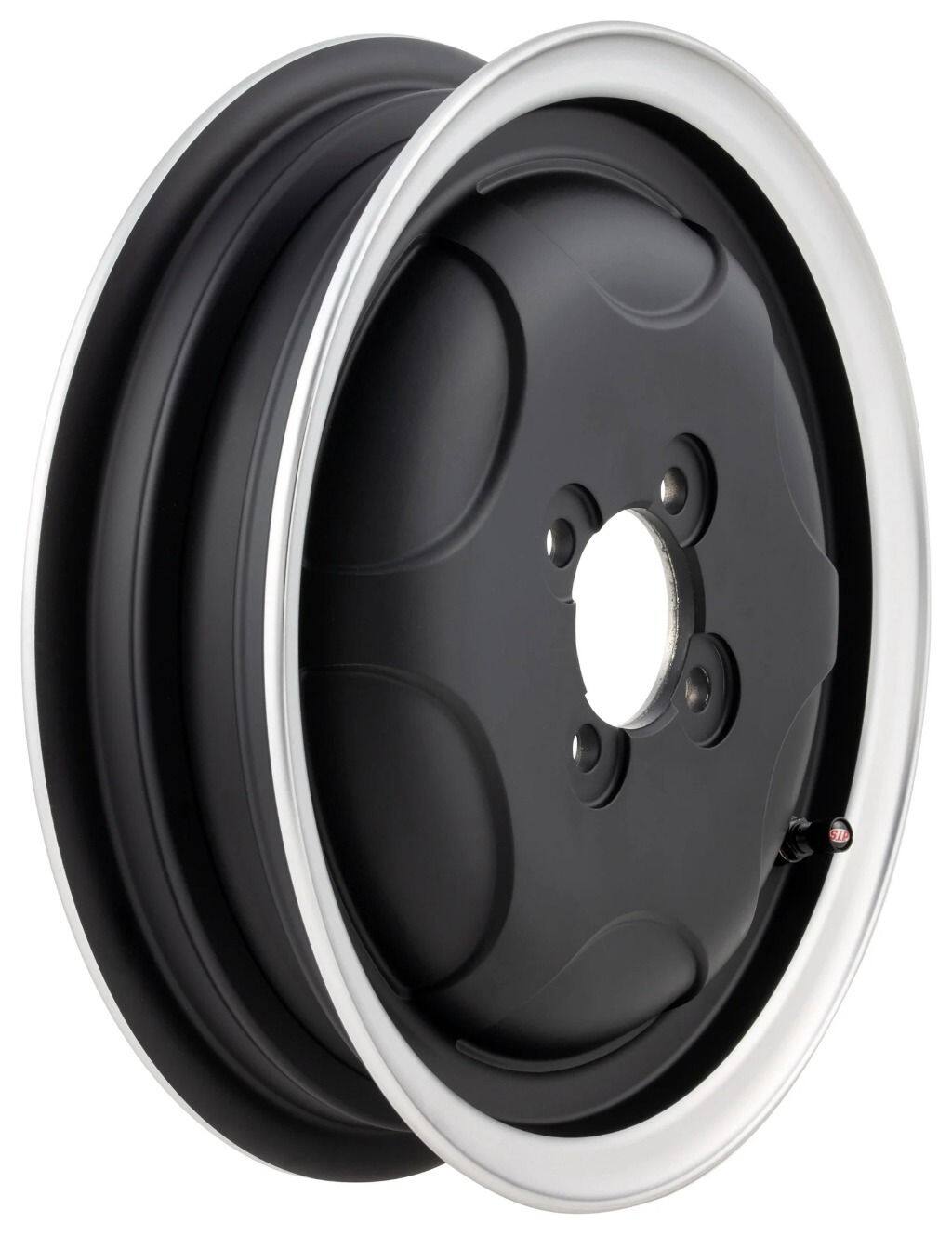 ■商品概要マットブラック、ポリッシュエッジ2.15 Φ 10'オフセット (ET)：26.5mmピッチ円直径(PCD)：4/70mmセンターボア(CB)：52，15mm密閉型、チューブレスアルミニウム低圧鋳造4穴グレード1＊ - 高品質補修用■詳細説明スタイル、テクノロジー、安全性の革新：50 年代と 60 年代のVespaオールディーズに取り付けるためのクラシックな外観を備えたモダンなアルミニウム チューブレス リム。クローズド 150-GS リムは、SIP チューブレス リムとしても利用できるようになりました。クローズド SIP アルミニウム リムの直径は 10 インチです。シートメタル リムとして、このサイズは Vespa 150GSVS1-4 / に標準装備されていました。 VD1T / VD2T / VGL1Tモデル150 GS VS1-3T / VDTSモデルにスターデザインを標準装備150 VGL1 / VGLA / VGLB / GS VS4Tモデルは同じデザインでスターデザインを省略安定した走行挙動同心度の向上安全性の向上付も用意プレマウントタイヤより高い製造精度のおかげで、一体型のSIPアルミニウムリムは同心度が著しく向上しています。これにより、直径10インチのおかげで乗り心地がより安定しています。10インチのチューブレスリムは、もともとこのリムデザインが装備されていたモデルのアップデートとして機能しますが、スクーターを8インチから10インチに変換するのにも最適です。大きなタイヤは方向安定性を安定させ、ポットホールやその他の段差の影響を受けにくいスクーターです。より大きな直径 (10 インチ) により、8 インチ Vespa モデルの全体的なギア比が広がります。標準のタイヤ サイズは 3.50-10 インチです。8インチ仕様のVespaに装着すると、大径化(10インチ)により全体のギア比がハイギアード化します。これは、より低い回転数とより高い最高速度を意味します。軽くチューニングされたエンジンだけでなく、標準エンジンにも最適です。このホイールでも問題なく坂道を登ることができます。万が一損傷した場合でも、ダブルハンプのタイヤベッドが最新の設計ガイドラインに従って突然の空気の損失を防ぎ、空気圧がゆっくりと低下します。インナーチューブのバーストは過去のもので、バルブの破裂やインナーチューブの挟み込みによるパンクも過去のものです。バルブはリムに事前に組み立てられています。完全にCNC加工された表面の仕上げは、完璧です。さまざまなカラーバリエーションのほか、完全に研磨されたリムと研磨エッジの塗装バージョンも用意されています。取り付けられている車両の車軸に応じて、M8 またはM10ナットで使用するように設計されています。必要に応じて、適切なバージョンを注文してください。試運転前にアタッチメントとエンジン部品とのクリアランスを確認してください。特に 8 インチ モデルに取り付ける場合は、より硬いフロント スプリングの取り付けをお勧めします。多くのチューブタイプ (TT) タイヤも使用できます。チューブレス (TL)。取り付けは、専門会社によって慎重に、損傷することなく行われるべきです (タイヤノミと適切な取り付けベースを強くお勧めします)。絶対に表面を傷つけないでください。タイヤは、この目的のために意図されたタイヤフィッティングペーストを使用してのみ取り付けてください。オイルやその他の潤滑剤は使用しないでください。使用しないと、走行中にタイヤの安全なシートが失われる可能性があります。ホイールナットの元のロック要素は、古い規格に従った単純なスプリングワッシャーでした。SIPは、特に力をうまく分散させる広い接触面を持つノルトロックワッシャーを推奨します。SIP独自のM8およびM10高強度ホイールボルトと組み合わせることで、高強度で安心の接続が実現します。ワッシャーとネジは納品範囲に含まれていませんが、交換部品として入手可能です：黒色、亜鉛メッキ、ニッケルメッキ、緑青。結論：クラシックなデザインの革新的なリム。著しくスムーズな走行と改善されたハンドリング。利用可能なタイヤの種類の豊富な選択。正確な仕上がり、高品質の仕上げ、最新の安全レベル。この製品は長距離および耐久テストに合格しています。アルミニウムリム2.15-10インチ承認なし、「レース専用」SIP クラシック タイヤのプロファイルは、古い Vespen に完璧にマッチします。チューブレスで取り付けることができ、最高 150 km/h の速度での使用が承認されています。SIP ドラム ブレーキ シートは、より長いスタッドを取り付けることができます。それらと対応するスペーサーを使用すると、ワイド タイヤへの変換を安全かつ安定して行うことができます。制動力を向上させるためにSIP Performanceシリーズのブレーキドラムは、4穴ホイールに使用可能です。タイヤとリムのフィッティングサービスを行っております「高品質アルミチューブレスホイールは定番です。」- WE...■注意点※取扱説明書が付属する場合は外国語となります。※輸入商材の為、納期が遅れる場合がございます。あらかじめご了承ください。※画像には他の商品が含まれている場合があります。※メーカー都合により商品の仕様変更がある場合がございます。ご了承ください。■適合車種125 N&ensp;125 N 年式: 59&ensp;&ensp;備考: MOTOVESPA 125cc type VT engine 2T AC125 S&ensp;125 S 年式: 59&ensp;&ensp;備考: MOTOVESPA 125cc type VTT engine 2T AC125 (T1／125) (D)&ensp;125 (T1／125) (D) 年式: 57-59&ensp;&ensp;備考: 125cc type VNA1-2 engine 2T AC125&ensp;125 年式: 48-50&ensp;&ensp;備考: 125cc type V1-15T engine 2T AC&ensp;125 年式: 51-53&ensp;&ensp;備考: 125cc type V30-33 engine 2T AC&ensp;125 年式: 52-54&ensp;&ensp;備考: 125cc type VM1-2T engine 2T AC&ensp;125 年式: 54-57&ensp;&ensp;備考: 125cc type VN1-2T engine 2T AC150 (T1／150) (D)&ensp;150 (T1／150) (D) 年式: 55&ensp;&ensp;備考: 150cc type VL1T engine 2T AC150 (T2／150) (D)&ensp;150 (T2／150) (D) 年式: 56&ensp;&ensp;備考: 150cc type VD1T engine 2T AC150 (T3／150) (D)&ensp;150 (T3／150) (D) 年式: 57-59&ensp;&ensp;備考: 150cc type VD2T engine 2T AC150 GL Touring (DK)&ensp;150 GL Touring (DK) 年式: 57-58&ensp;&ensp;備考: 150cc type VGLA-B engine 2T AC150 GS (D)&ensp;150 GS (D) 年式: 56-65&ensp;&ensp;備考: 150cc type VDTS engine 2T AC150 GS&ensp;150 GS 年式: 55-61&ensp;&ensp;備考: 150cc type VS1-5T engine 2T AC150&ensp;150 年式: 54-57&ensp;&ensp;備考: 150cc type VL1-3T engine 2T AC&ensp;150 年式: 57-58&ensp;&ensp;備考: 150cc type VB1T engine 2T AC&ensp;150 年式: 58-60&ensp;&ensp;備考: 150cc type VBA1T engine 2T AC&ensp;150 年式: 60-67&ensp;&ensp;備考: 150cc type VBB1-2 engine 2T AC98&ensp;98 年式: 46-47&ensp;&ensp;備考: 98cc type V.98 engine 2T ACACMA 125&ensp;ACMA 125 年式: 51-59&ensp;&ensp;備考: 125cc engine 2T ACACMA 150 GL&ensp;ACMA 150 GL 年式: 56-58&ensp;&ensp;備考: 150cc type VGL1T engine 2T ACHoffmann A／B&ensp;Hoffmann A／B 年式: 50-53&ensp;&ensp;備考: 125cc type - engine 2T ACHoffmann C&ensp;Hoffmann C 年式: 54&ensp;&ensp;備考: 125cc type - engine 2T AC...
