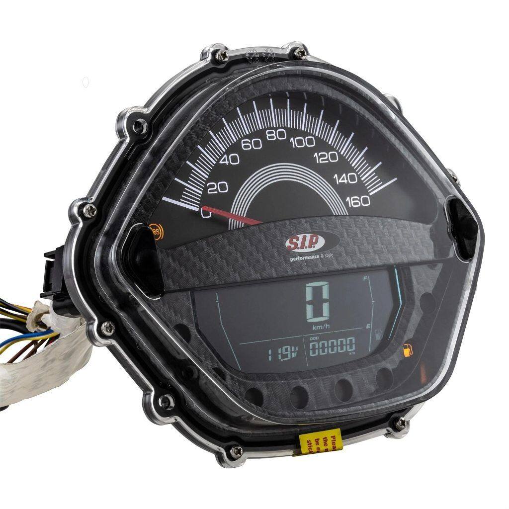 ■商品概要- 160 (km/h/mph)／16.000 (Umin/rpm)フェイス：カーボン調ホワイトの数字フェイスプレート：ブラックグレード1＊ - 一流の修理、非常に魅力的なアクセサリーとして■詳細説明SIP スピードメーター/レブカウンターは、最小限の装備を備えたオリジナルのスピードメーターユニットを最先端の多機能計器に置き換えます。このスピードメーターには、スクーターの速度 (最大 160 mph/kph) またはモーターの速度 (最大 10 000rpm)を表示する非常に大きなアナログ表示が付いています。これは、スピードメーターの針が現在の回転数または速度を表示するようにプログラムできることを意味します。デジタル表示スピードメーターの表面の下半分にあるディスプレイは、個別に配置されたボタンを使用してスクロールする18の異なる機能を表示するために使用できます。標準的なアナログ/デジタル車両およびモーター速度測定に加えて、このスピードメーターには、トリップカウンター/総走行距離機能、モーターおよび周囲温度測定、距離と速度測定用の加速度センサー、平均速度、その他多くの革新的な機能もあります(下記の機能リストを参照)。バックライトの色は 8 種類に設定できます。色と明るさも調整可能です。すべての点火シーケンス中に、スピードメーターは自動診断チェックを実施します。スクーターの道路速度は、オリジナルのスピードメータードライブまたは別売りのデジタルセンサーシステムのいずれかを使用して測定できます。完全な配線織機アダプターがキットに含まれています。これにより、はんだ付けの必要がなく、取り付けが簡単になります。機能：アナログ速度：0-160 mph/kphデジタル速度：0-260 kphアナログ回転数：0-16000 rpm ・デジタル回転数：0-16000 rpm総走行距離：0000-999999 マイル/km走行距離 A ＆ B：最大 9999.9mph/kph走行時間 A ＆ B 最大 99.59 時間バッテリー充電レベル警告11.5 V 未満の機能プログラム可能な総走行距離 (元の車両の走行距離と同期可能)A と B 間の平均速度は最大 140 mph/160 kphバックライトの 5 つの異なる照明レベル8 つのバックライトの色から選択可能デジタル燃料レベル警告 (燃料表示と燃料ランプの点滅で表示)デジタル時計不足電圧警告 (場合によっては、不足電圧時、表示部が自動的に電圧表示に切り替わり点滅します。)不足電圧警告(電圧不足時、表示部が自動的に電圧表示に切り替わり、点滅します。)温度計過温度警告(警告、温度記号を含むバー全体が点滅します。)温度計過温度警告(警告、温度記号を含むバー全体が点滅します。)冷却水温度、デジタルブロック表示シリンダー温度測定ヘッド/スパークプラグは最大 250°C/32°-482°F、スパークプラグ温度用の別個のセンサーもキットに含まれています最高速度、最大 rpm および温度のデータ保存機能トリップおよび加速度測定トリップ測定は 0-1000 メートルの距離で実行できます。加速度測定は自由に選択した速度範囲で実行できます。注文前に正確な車両モデルを確認してください。Vespa GT/GTL 125-200cc/GTS 125モデルの場合：別売りのデジタルスピードセンサーシステム(#KOBF640J06) を装着しない場合は、後期 GTSモデルのオリジナルスピードメータードライブ (#PI56306R)を使用する必要があります。Vespa GTS/GTSSuperの場合125-300cc、2014年以降：以前のGTSモデルのリアステアリングアセンブリカバー(＃PI1652682)が含まれている必要があります。ライト/ホーンなどのスイッチアセンブリの位置は保持できます。モードボタンは唯一の例外です。「ABS」インジケータライトもこのSIPスピードメーター/回転カウンターユニットに統合されています。Vespa GTS 125-300 Euro用4：EURO4モデルには適合しません■注意点※取扱説明書が付属する場合は外国語となります。※輸入商材の為、納期が遅れる場合がございます。あらかじめご了承ください。※画像には他の商品が含まれている場合があります。※メーカー都合により商品の仕様変更がある場合がございます。ご了承ください。■適合車種GTS i.e. ABS&ensp;GTS i.e. ABS 年式: 05-13&ensp;&ensp;備考: 250cc type ZAPM45101 engine 4T LCGTS i.e.&ensp;GTS i.e. 年式: 05-14&ensp;&ensp;備考: 250cc type ZAPM45100 / RP8M45410 engine 4TLC