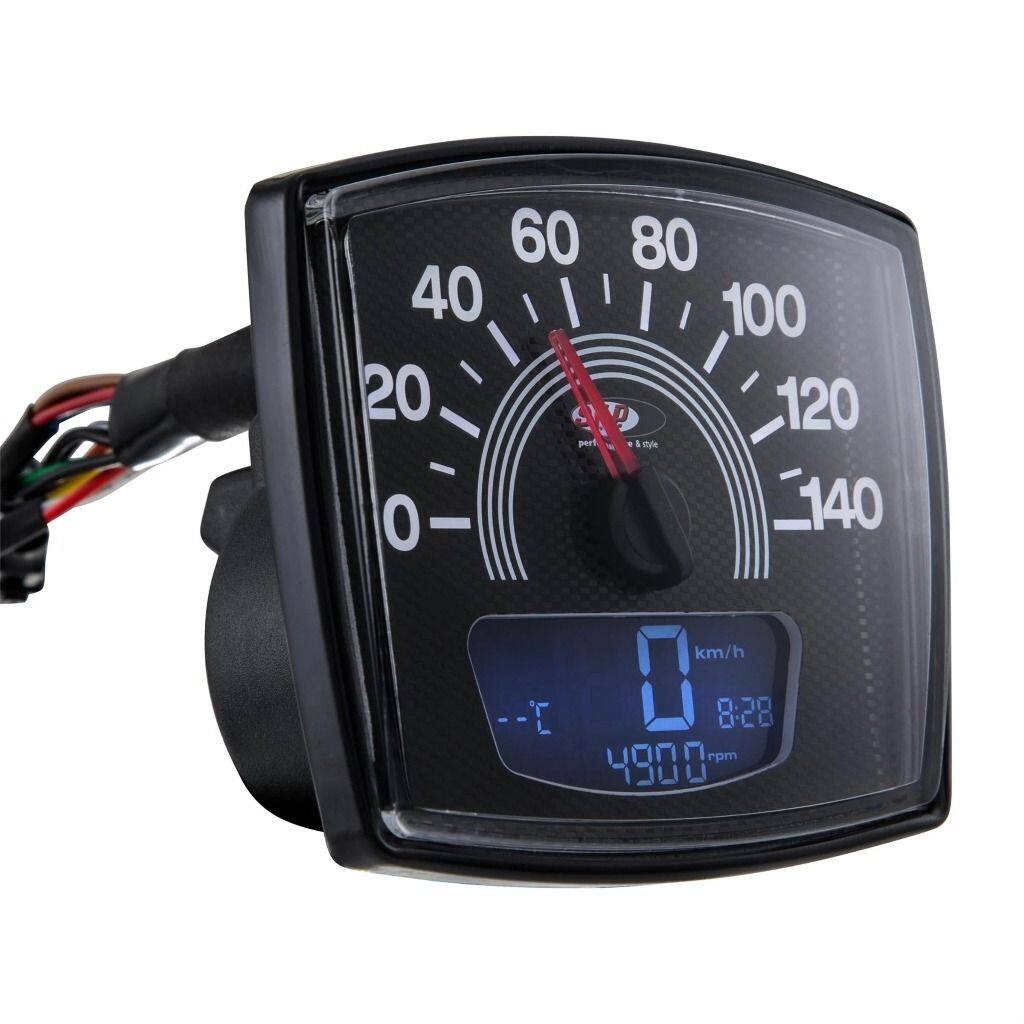 ■商品概要- 140 (km/h/mph)／14.000 (Umin/rpm)Φ84x73mmフェイス：カーボン調ホワイトの数字デジタル/アナログ、20 機能グレード1＊ - 一流の修理、非常に魅力的なアクセサリーとして■詳細説明SIP Performance のスピードメーター/レブカウンター2.0は、クラシックなベスパおよびランブレッタモデル用の最新の計器クラスターです。SIP レブカウンターは、2010 年の発売以来、スピードメーター市場に革命をもたらしました。以前は多くの追加計器でのみ可能であった機能が、最大限の控えめな表現で 1 つのデバイスに統合されました。数年が経過し、数え切れないほどのお客様からのリクエストを経て、現在、KOSOと協力して、見る価値のあるアップデートを開発しました。スピードメーター/レブカウンターSIP 2.0。クラシックな外観に最新のテクノロジーを搭載汎用的に適用可能拡張機能とディスプレイさまざまなデザインが利用可能新しいデザインもオリジナルのスピードメーターに強く基づいています。エンジンが作動していない限り、追加機能はほとんど見えません。フェイスプレートは、フォントとkm/h表示の位置、および取り付け寸法に関してオリジナルとほぼ一致しています。取り付けは非常に簡単です。速度は、オリジナルのスピードメーター ケーブルまたは電子スピード センサーのいずれかを介して測定できます。これらのセンサーは交換部品として入手でき、メンテナンスが必要なスピードメーターケーブルを機械的負荷とともに置き換えることができます。スピードメーターには 12 ボルトのオンボード電圧が必要ですが、バッテリーは必要ありません。密閉されたブラック ボックスは、直流と交流の両方で動作します。すべてのデータは内部回路によって確実にバックアップされます。どの 12 V イグニッションがインストールされているかは関係ありません - Speedometer/Rev Counter2.0は、SIP-Vape、Vespatronic、Parmakit、Poliniなどのすべての一般的なイグニッションと互換性があります。VAPE による SIP PERFORMANCE Ignitionと組み合わせて、DCバージョンの回転カウンターをピックアップするために KOSO 信号フィルターを使用するか、 SIP RevCounterは、SIP/VAPE CDI の白いワイヤーに接続する必要があります。タコメーターの点火パルスは、DC の場合は「1」、AC の場合は「6」に設定する必要があります。表示の設定と変更は、目立たないように設置できる小さなプレス ボタンを使用してエレガントに行われます。統合されたプッシュ ボタンを備えた改良型ライト スイッチが多くの車両モデルで利用可能です。これにより、同梱のプレス ボタンと外観が不要になります。スクーターの外観は変わりません。ちょっとしたギミック：スタート時に回転カウンターがセルフテストを実行し、グランプリ気分を味わわせます ;-)2.0 モデルでは、アナログ速度または回転カウンター表示のどちらかを選択できるようになりました。したがって、スピードメーターの針は回転数または速度のいずれかを示します。長距離のツアーの場合、1 日の距離とツアーの距離を区別するために、乗車時間と平均速度を含む2つの個別の距離が表示されるようになりました。総距離も設定可能 - 古いスピードメーターで既に走行したキロメートルも引き継ぐことができます。リザーブインジケーター付きのSIP Fast Flowと合わせて、古いモデルでも燃料計の恩恵を受けることができます。燃料が少なくなると、FUELが点滅します。過電圧保護の強化も追加されました。車両モデルに応じて、異なるダイヤルカラーが用意されています。たとえば、VBBバージョンも利用可能です。ベージュ/ホワイト。日光により漂白されたオリジナルのスピードメーターに非常に近いです。カーボンの外観はスポーティな外観に最適です - モダンで印象的で、パフォーマンスセットアップに最適です。注：抑制されたスパークプラグと抑制されたプラグコネクタを使用することが不可欠です。熱の蓄積が故障につながる可能性があるため、ブラックボックスは狭いハンドルバーには取り付けないでください。アナログ速度表示(モデルによって異なります) 14.000 rpm最大14.000 rpmまでのデジタル速度表示 - 最大値記憶を含むアナログ速度の代替として、最大 140 km/h (または mph) のアナログ速度表示も利用可能になりました最大速度を含む、最大 199 km/h または 140 mph のデジタル速度シリンダーヘッドまたは冷却水用の最大 250。°C または 32-482。°F の温度ゲージスパークプラグ用の温度センサーが付属品に含まれています最高温度の保存時間表示 (V50 Φ。48。mm を除く)総距離 最大 99.999 km/マイル - 調整可能、たとえば古いスピードメーターの測定値を引き継ぐ2 つの個別の距離 (旅行 A と B) 最大 9.999.9 km/マイル...■注意点※取扱説明書が付属する場合は外国語となります。※輸入商材の為、納期が遅れる場合がございます。あらかじめご了承ください。※画像には他の商品が含まれている場合があります。※メーカー都合により商品の仕様変更がある場合がございます。ご了承ください。■適合車種50 Special Elestart&ensp;50 Special Elestart 年式: 69-72&ensp;&ensp;備考: 50cc type V5A3T engine 2T AC&ensp;50 Special Elestart 年式: 72-75&ensp;&ensp;備考: 50cc type V5B2T engine 2T AC&ensp;50 Special Elestart 年式: 75-76&ensp;&ensp;備考: 50cc type V5B4T engine 2T AC50 Special&ensp;50 Special 年式: 69-72&ensp;&ensp;備考: 50cc type V5A2T engine 2T AC&ensp;50 Special 年式: 72-75&ensp;&ensp;備考: 50cc type V5B1T engine 2T AC&ensp;50 Special 年式: 75-83&ensp;&ensp;備考: 50cc type V5B3T engine 2T AC